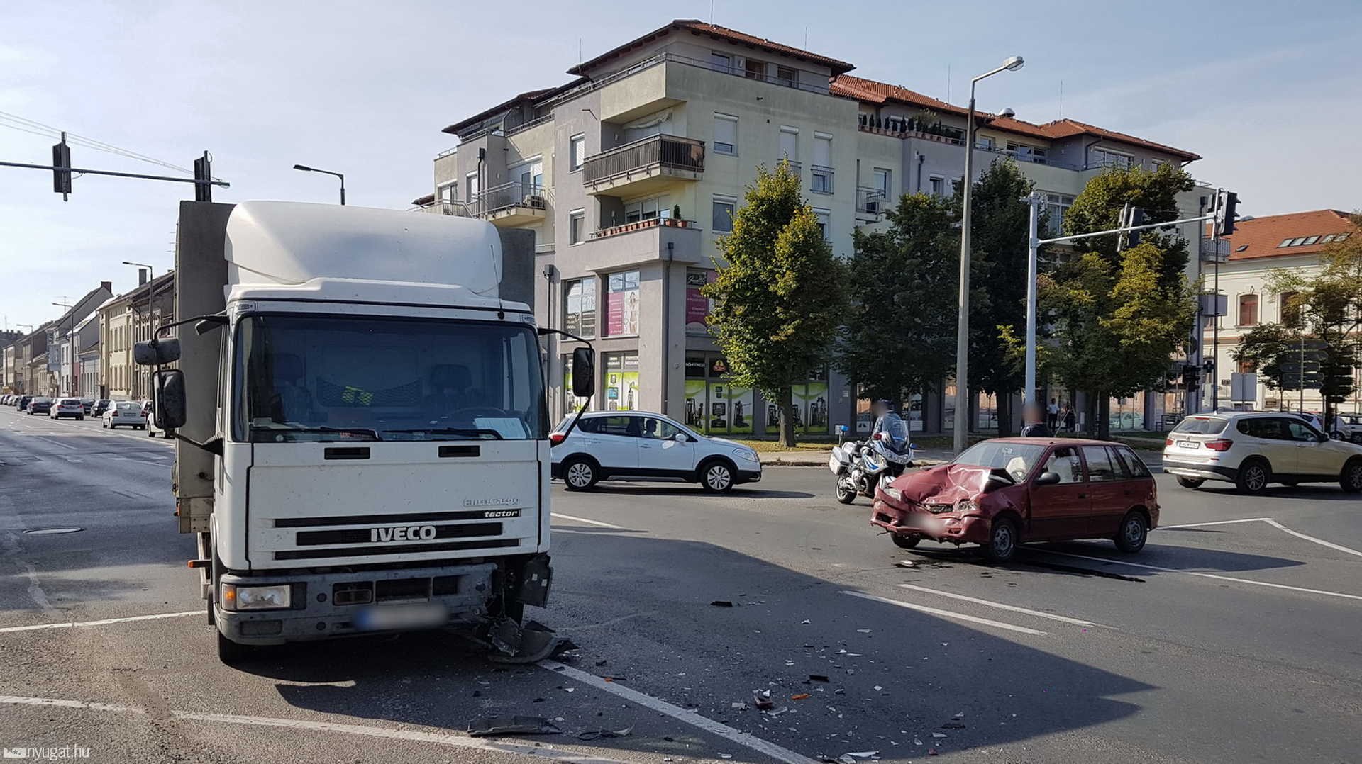 Szabálytalanul akart balra kanyarodni, teherautó elé fordult egy Suzuki Szombathelyen