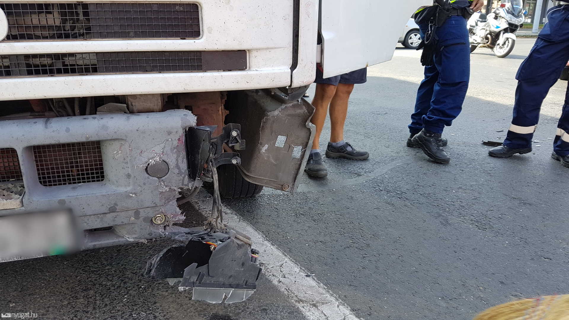 Szabálytalanul akart balra kanyarodni, teherautó elé fordult egy Suzuki Szombathelyen
