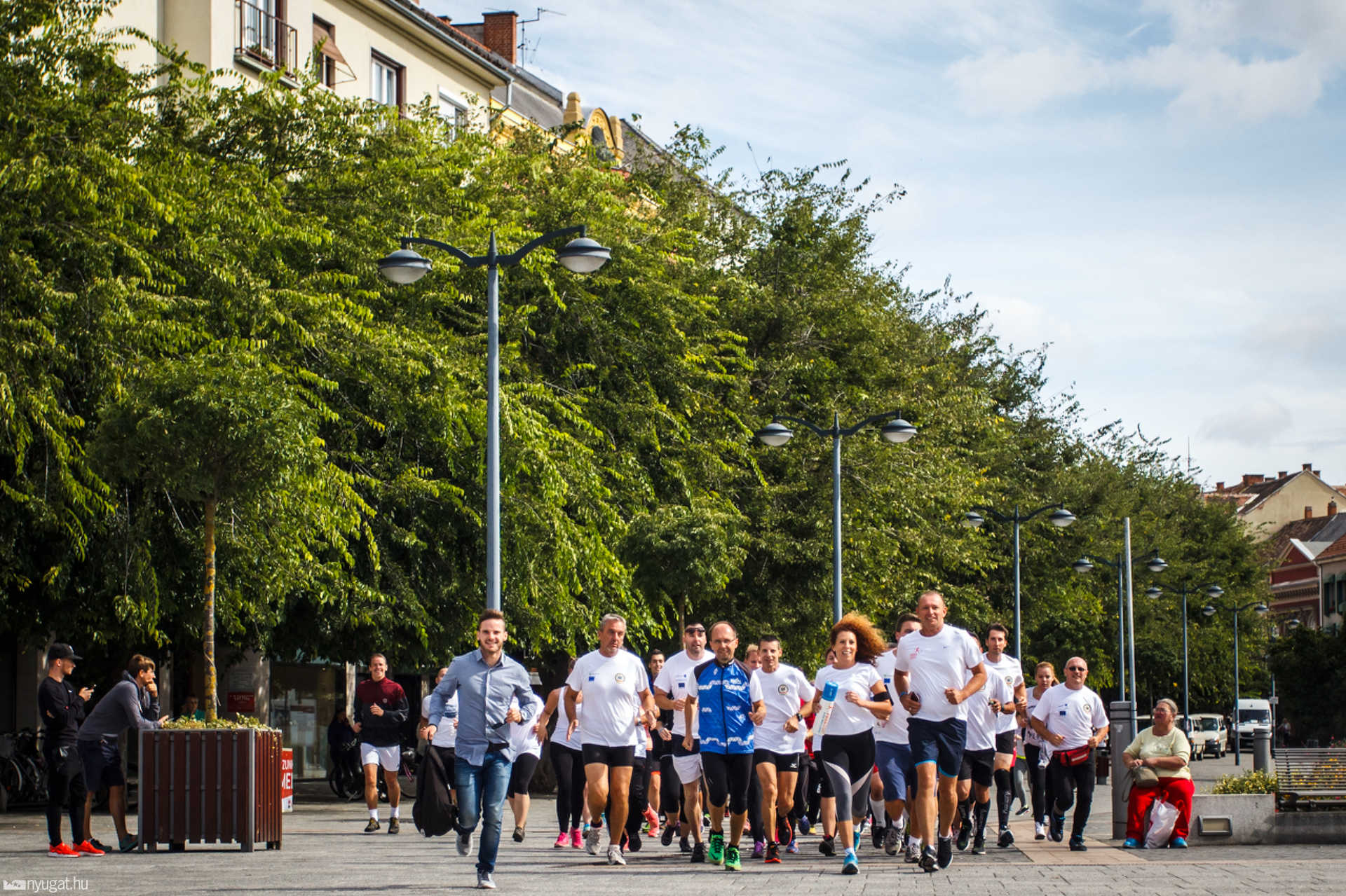 Futók fogadása a Fő téren