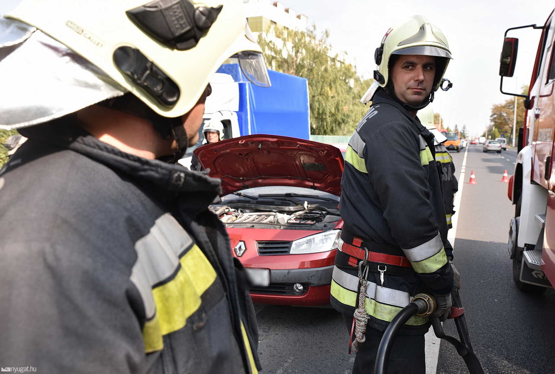 Kigyulladt a motortér - Segített autóstársán egy sofőr Szombathelyen