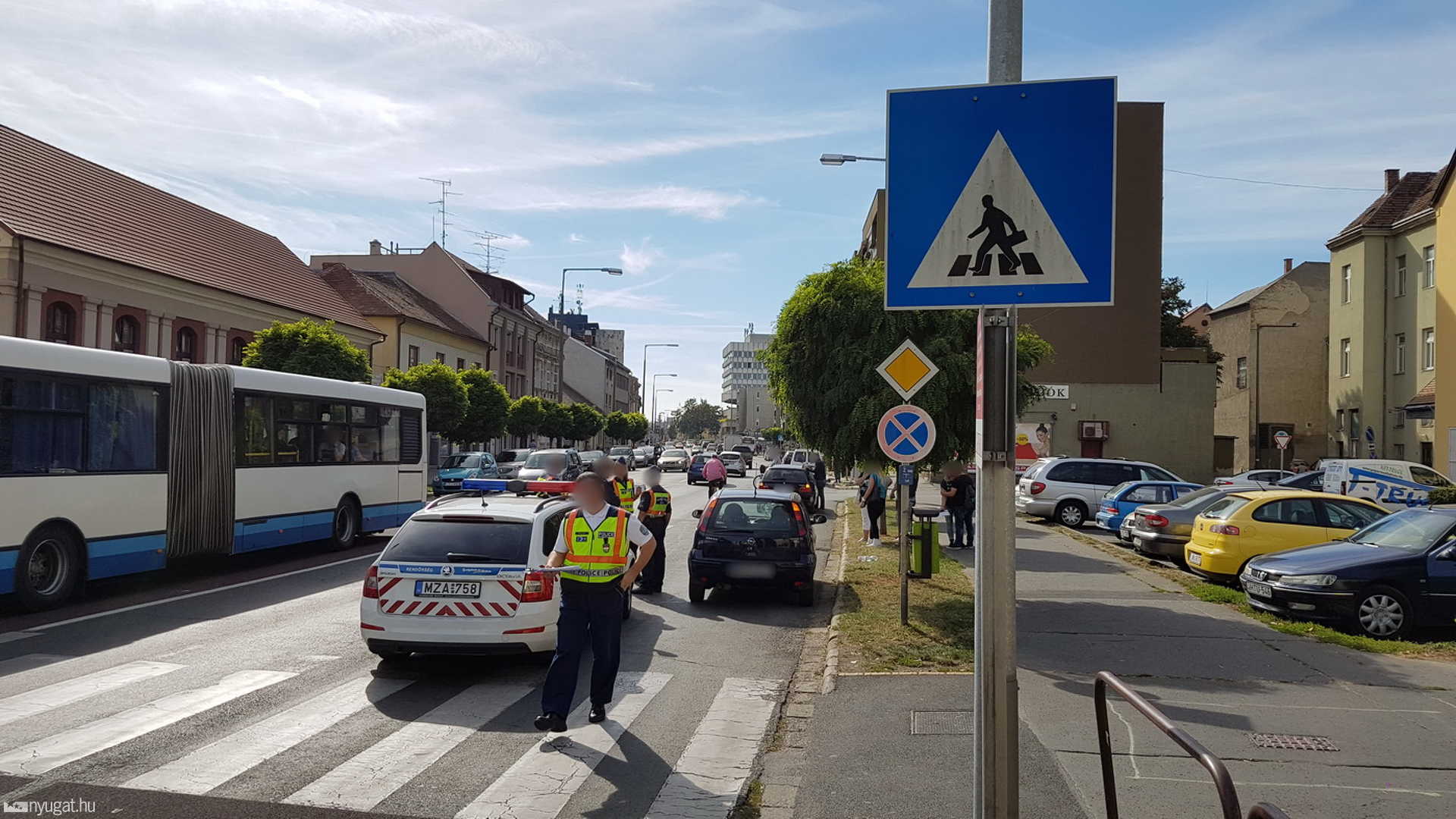 Súlyosan megsérült az autó elé szaladó lány Szombathelyen