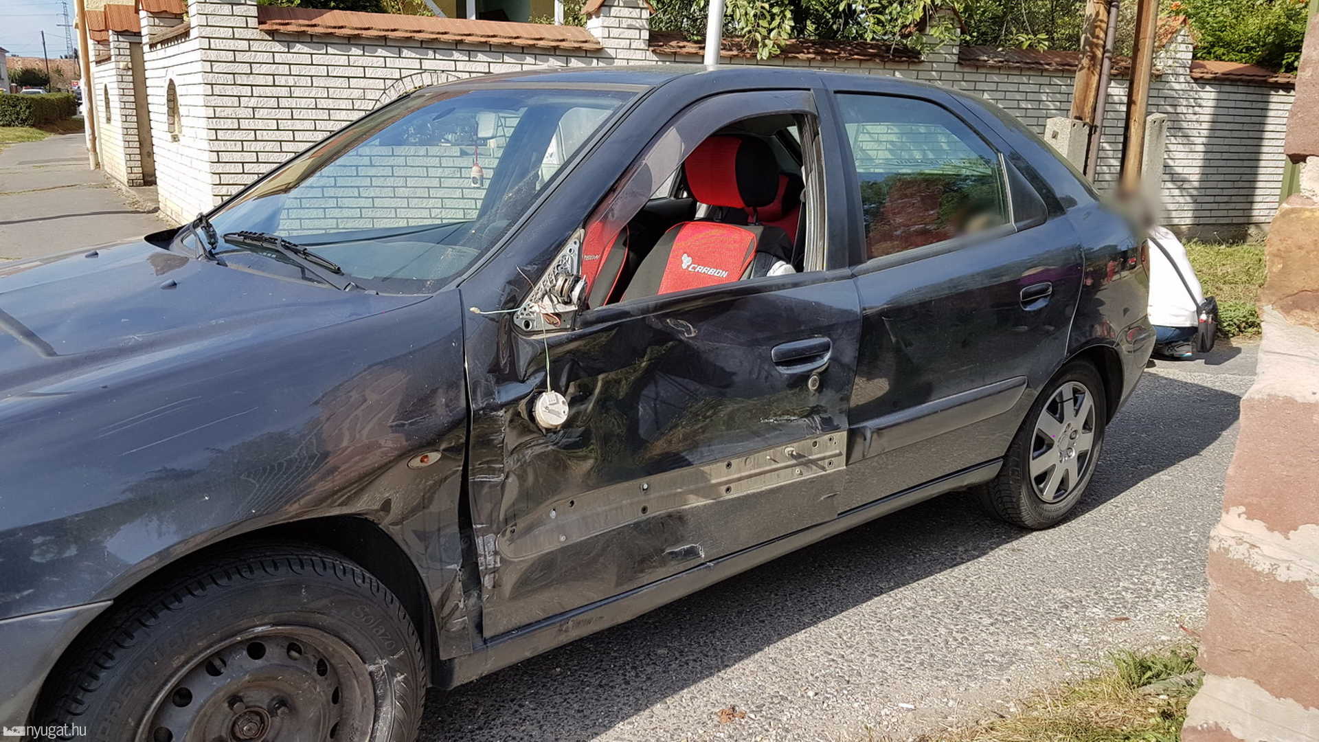 Motor elé fordult egy személyautó Szombathelyen - megsérült a motor utasa