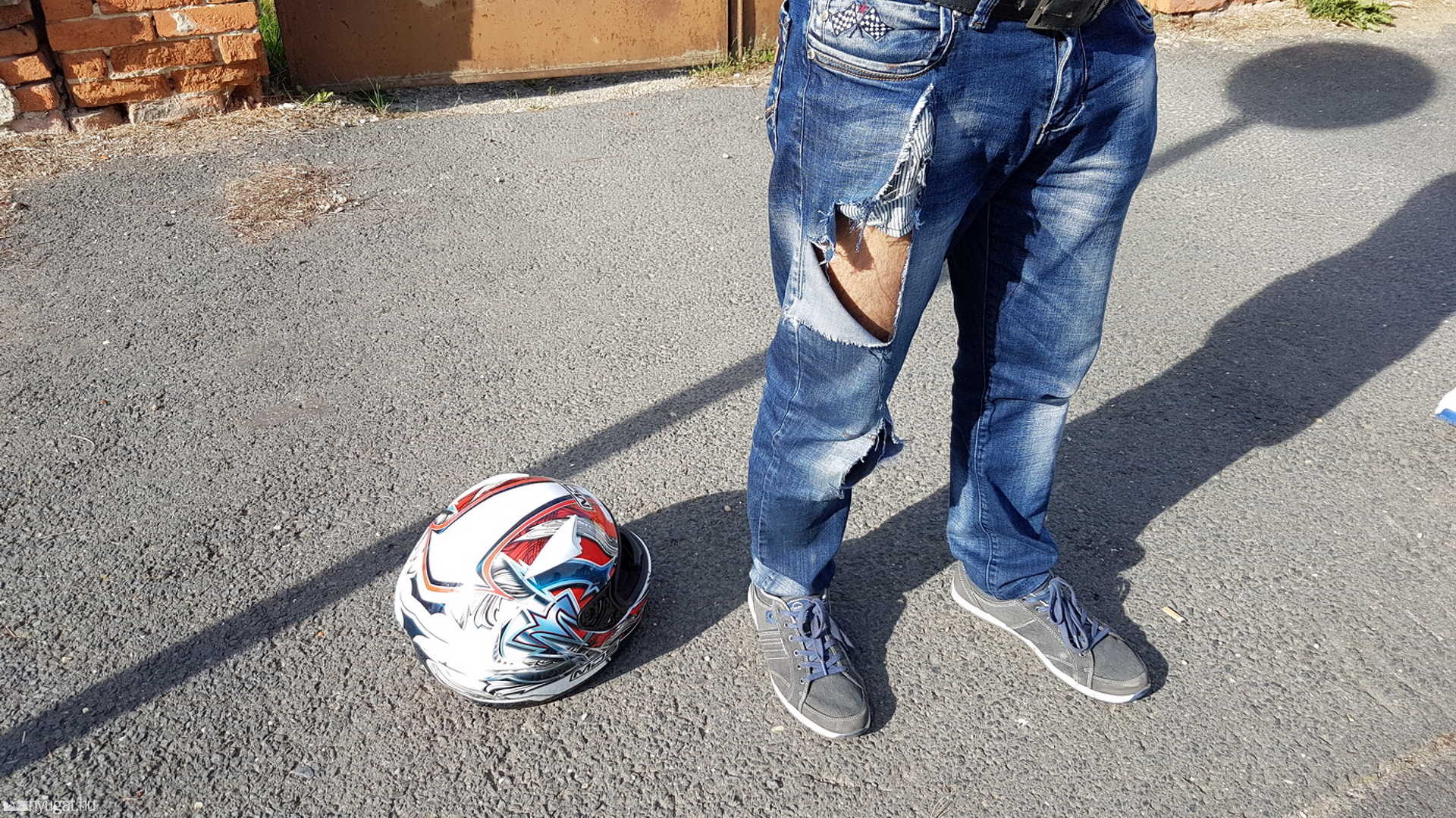 Motor elé fordult egy személyautó Szombathelyen - megsérült a motor utasa