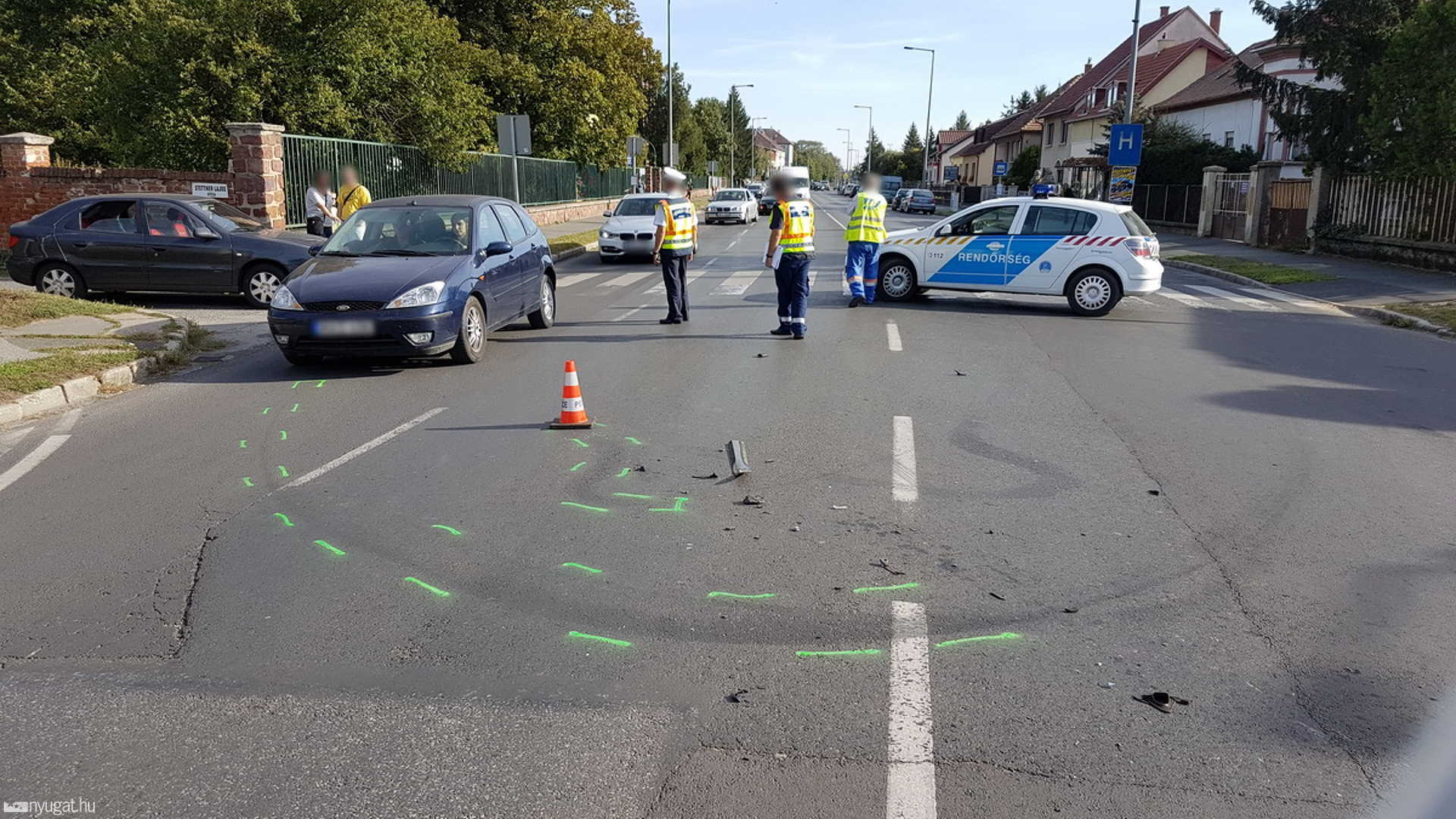 Motor elé fordult egy személyautó Szombathelyen - megsérült a motor utasa