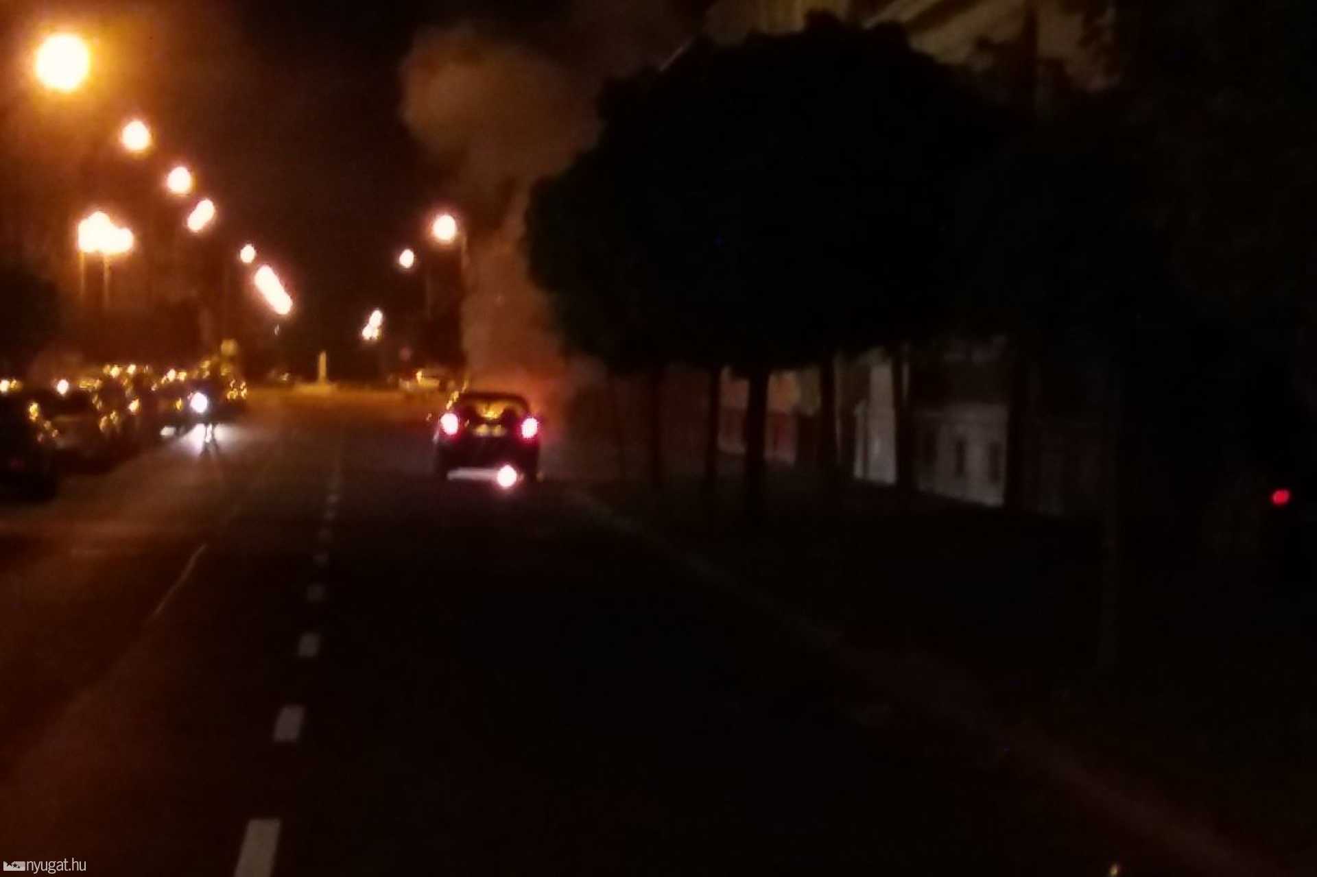 Kigyulladt egy autó a Zrínyi utcában