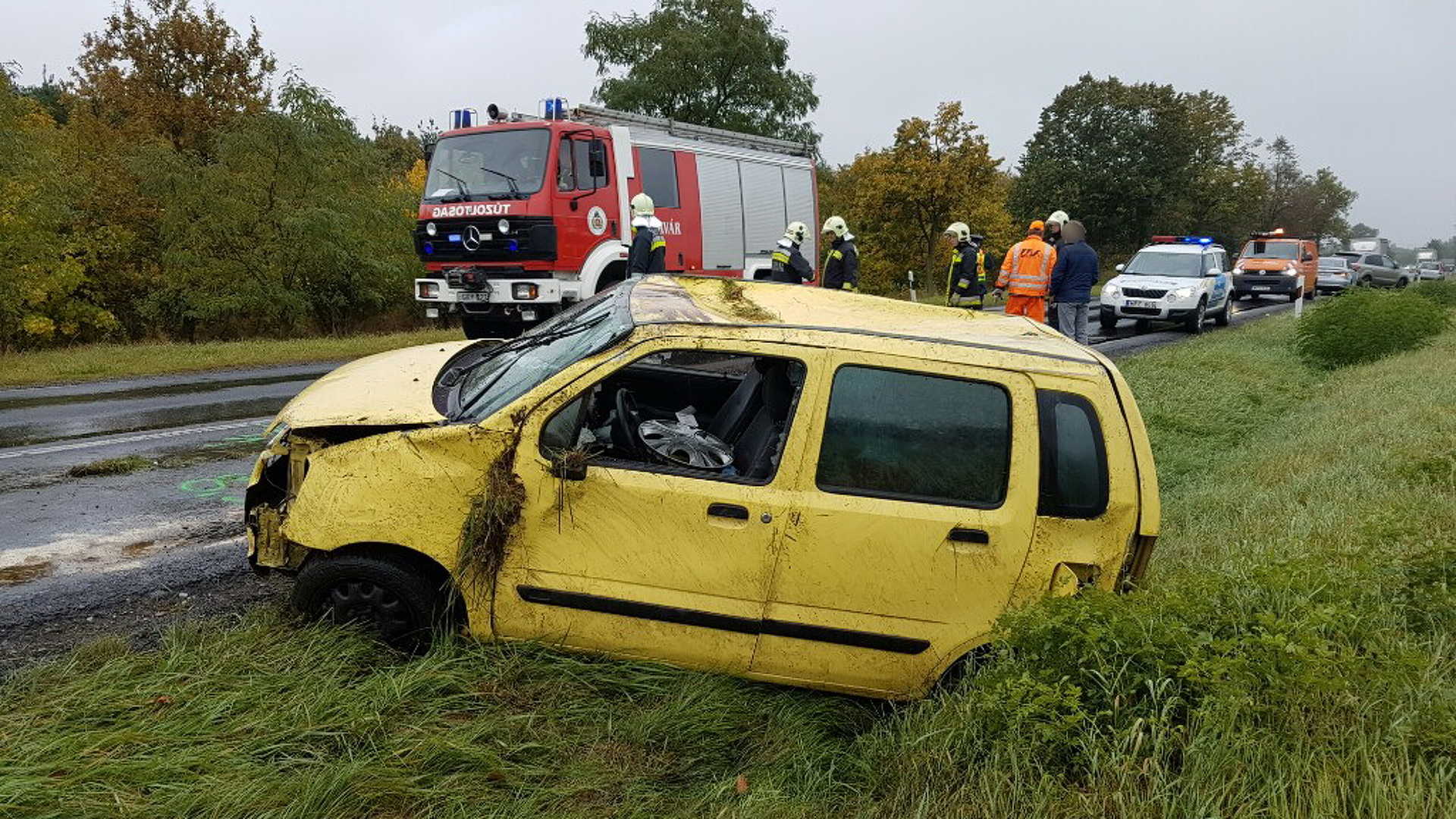 Árokba borult a Suzuki Zsédenynél
