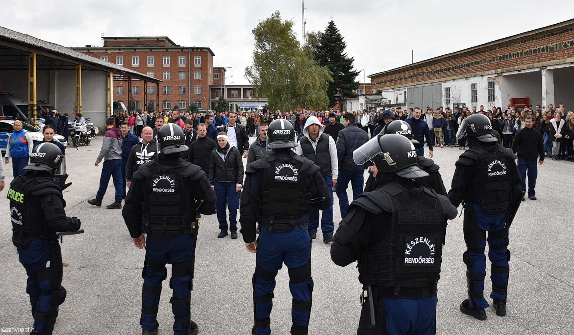 A készenléti rendőrök munkájával ismerkedtek fiatalok a határvadász toborzáson, Szombathelyen 