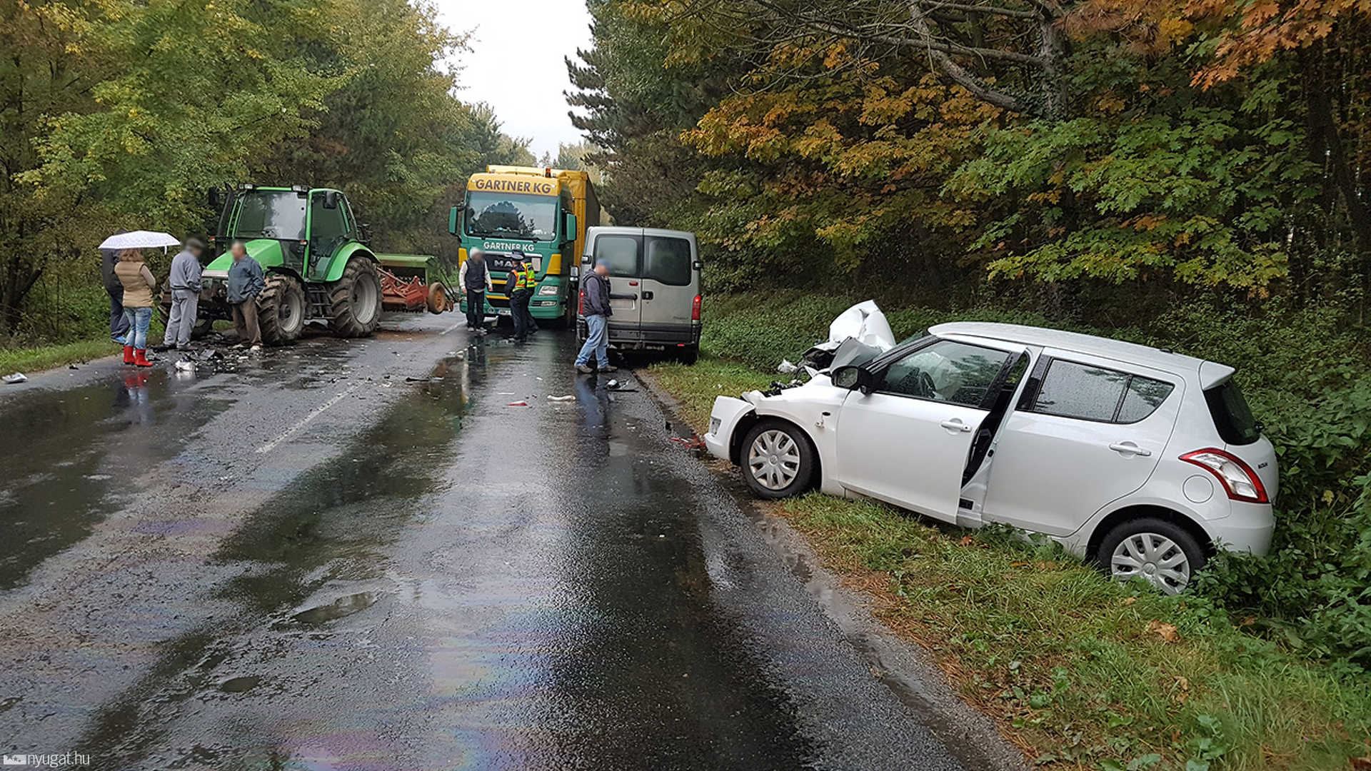 Előző kamion miatt csapódott traktornak egy Suzuki a 87-es főúton