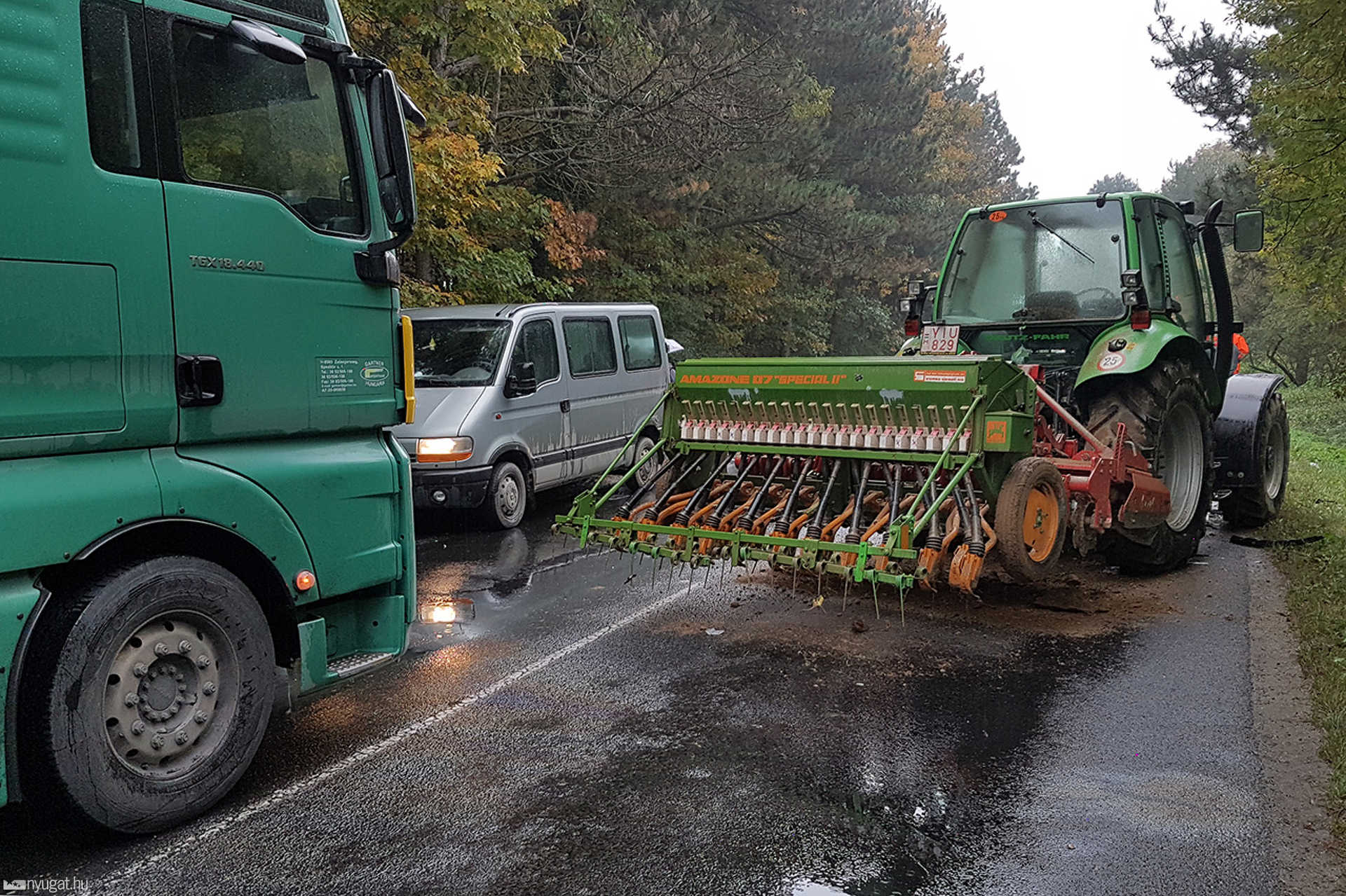 Előző kamion miatt csapódott traktornak egy Suzuki a 87-es főúton