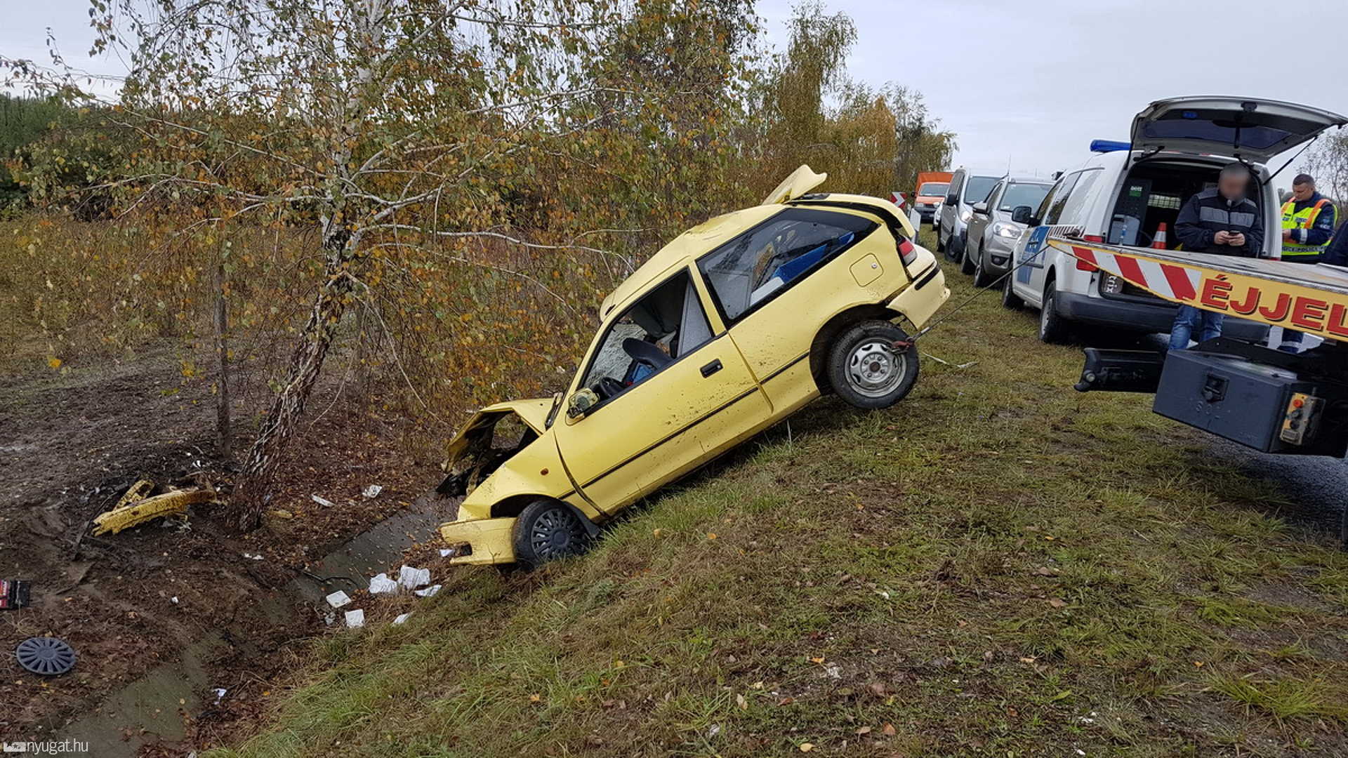 Teherautóval ütközött, majd mély árokba fának csapódott egy Suzuki	