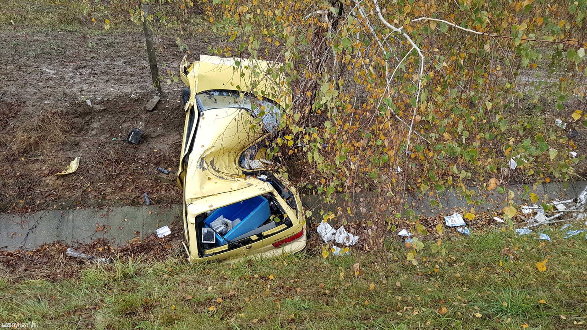 Teherautóval ütközött, majd mély árokba fának csapódott egy Suzuki