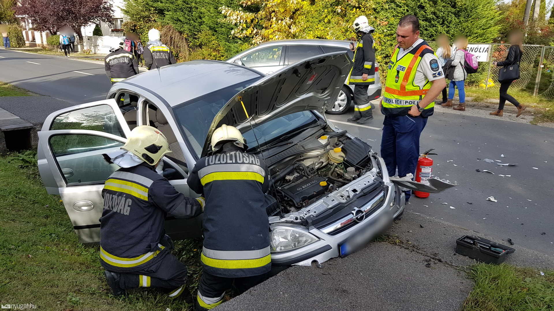 Nem vette észre a szemből érkezőt, Opelbe kanyarodott egy Ford