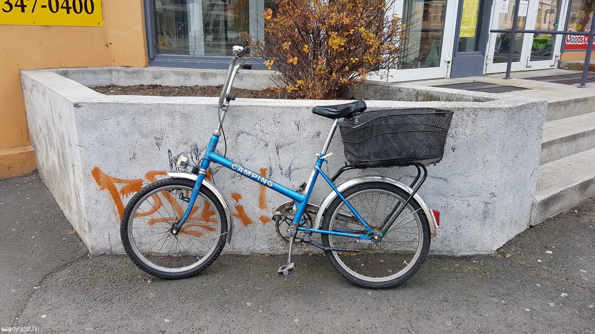 Álló kocsinak esett egy kerékpáros asszony Szombathelyen