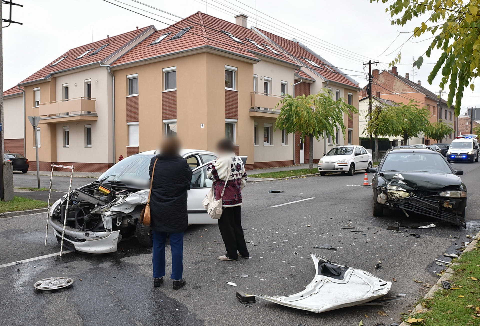 Parkoló autóktól nem látta az érkező autót