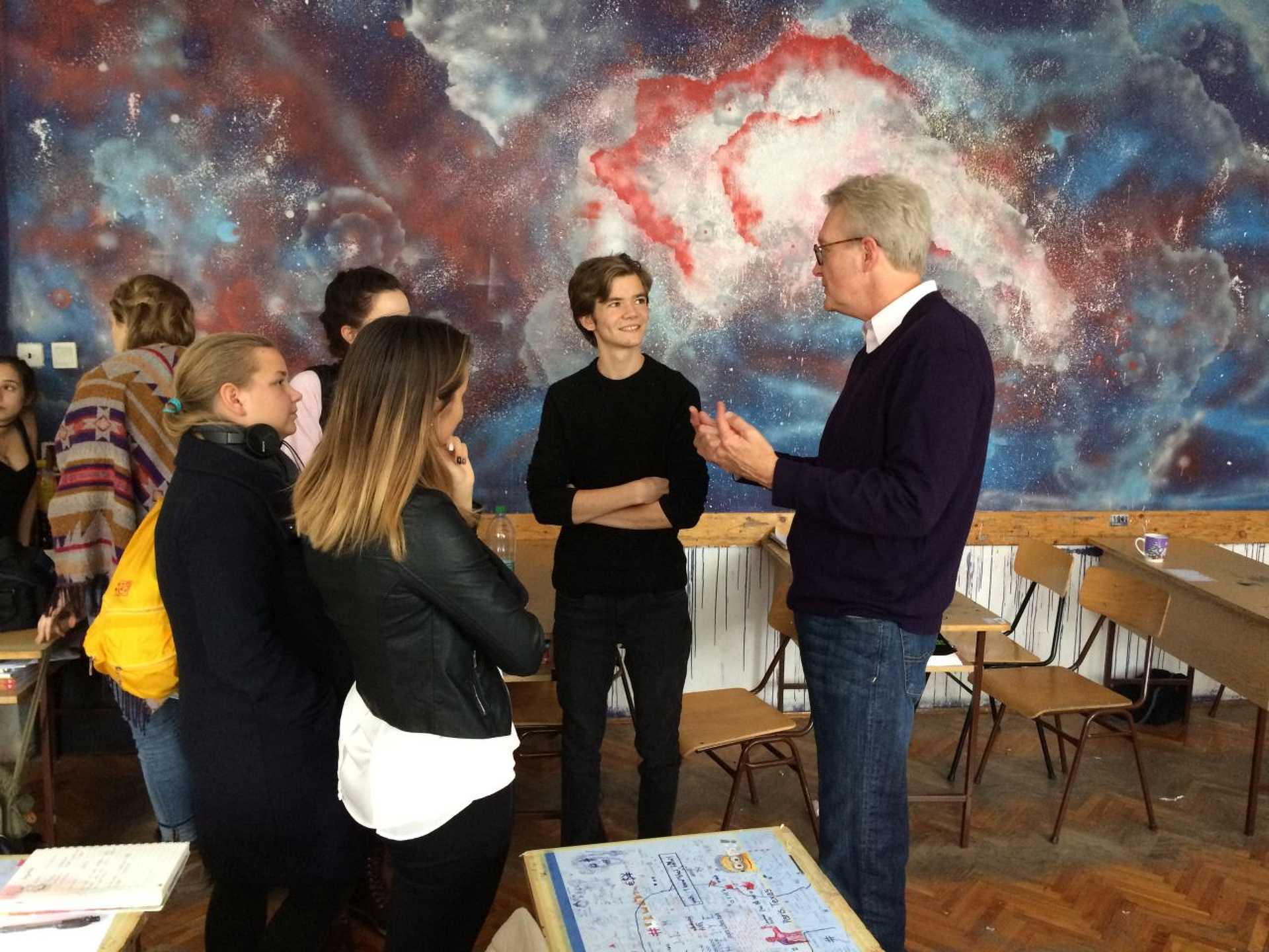 Peter Fredlake diákokkal beszélget a tanóra után