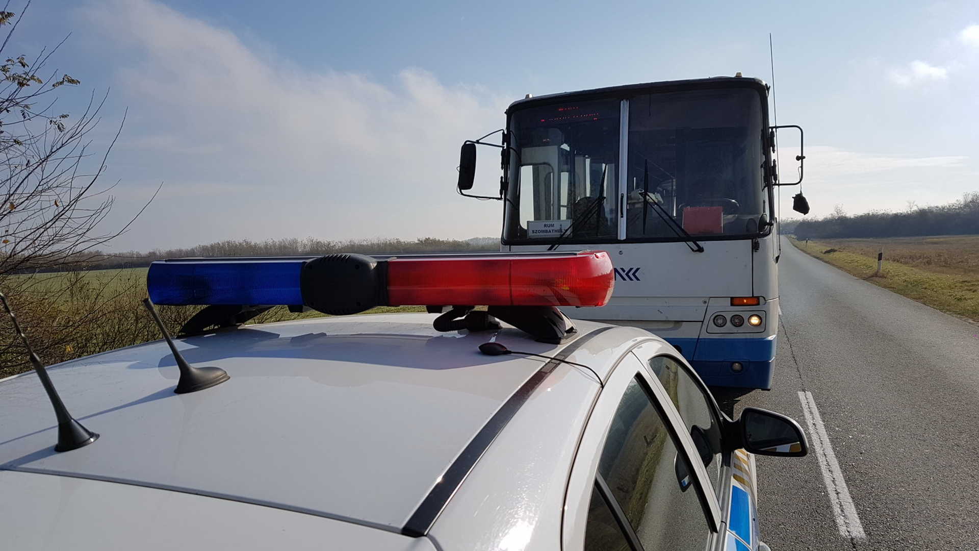 Román kamion tükre akadt össze az ÉNYKK buszának tükrével
