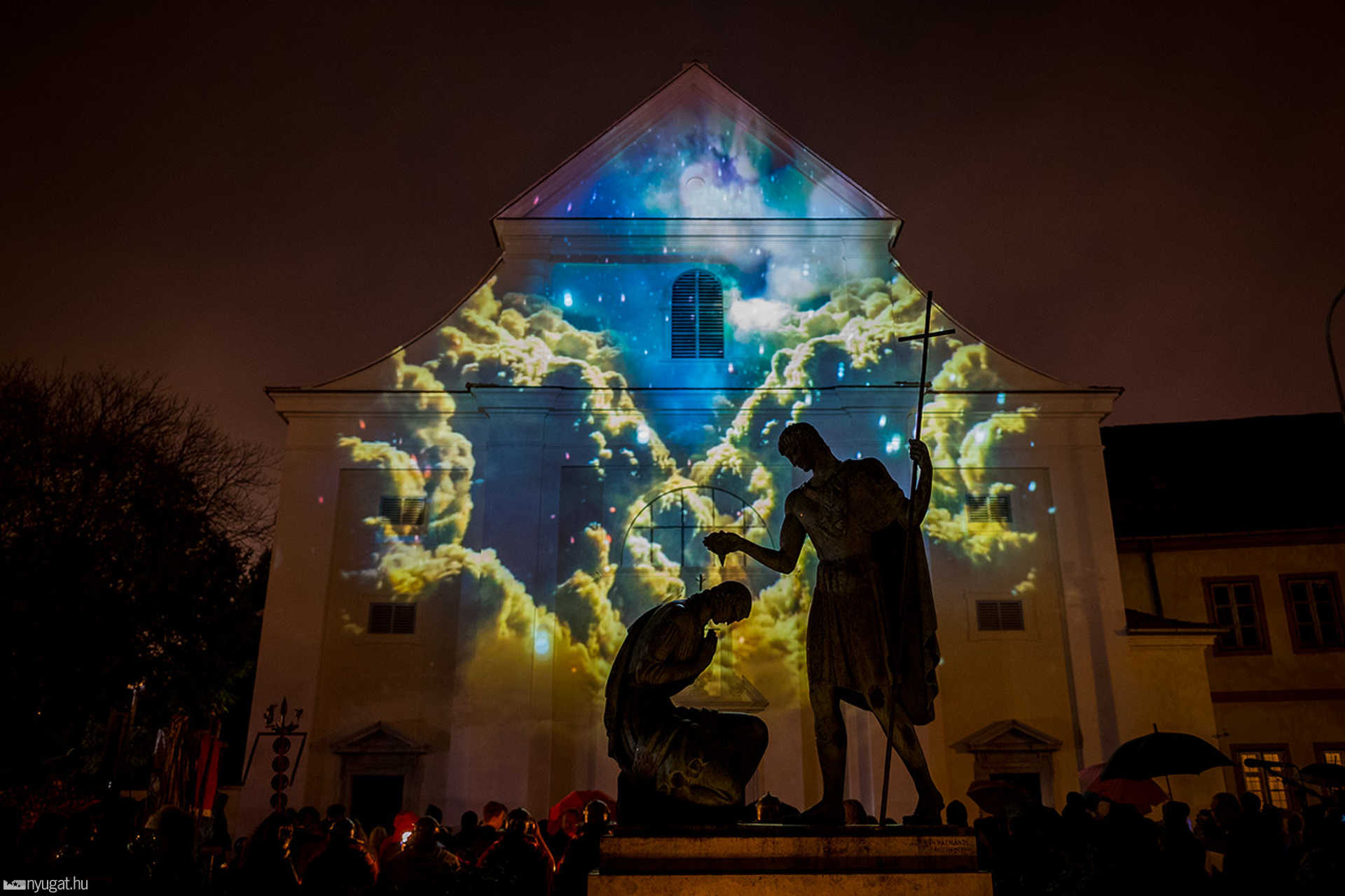 Fényfestés a Szent Márton templomon