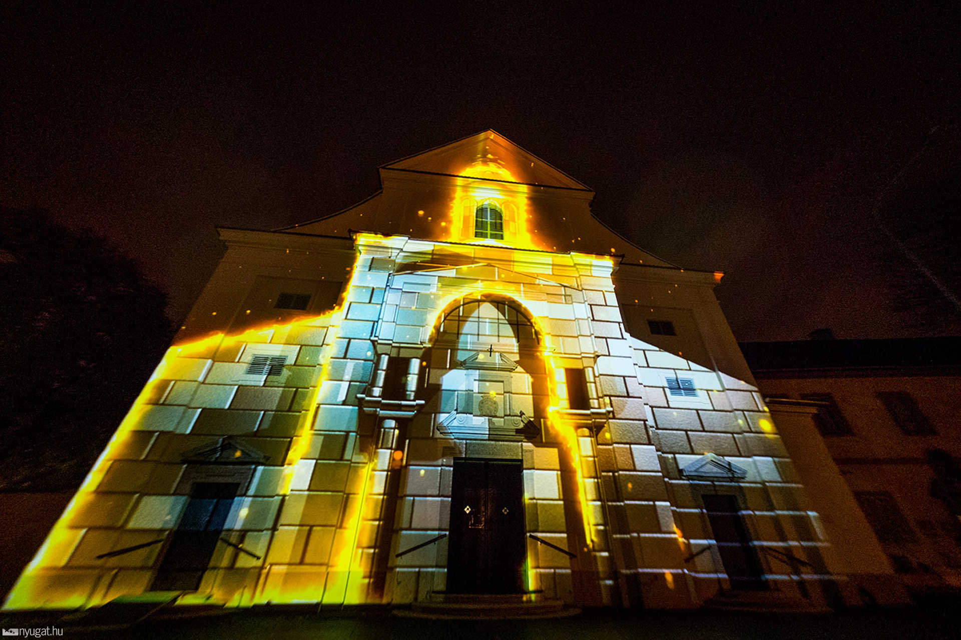 Fényfestés a Szent Márton templomon