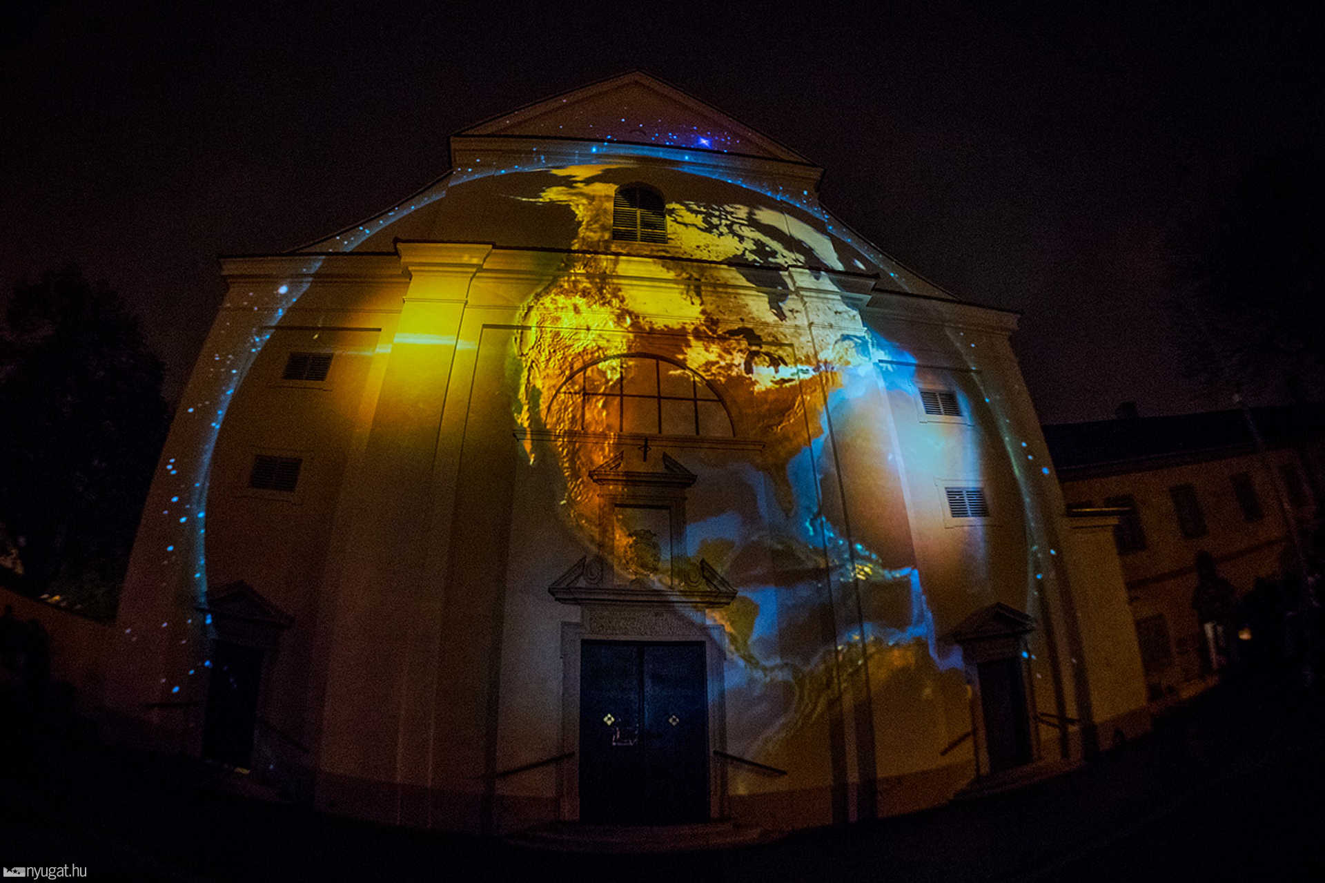 Fényfestés a Szent Márton templomon