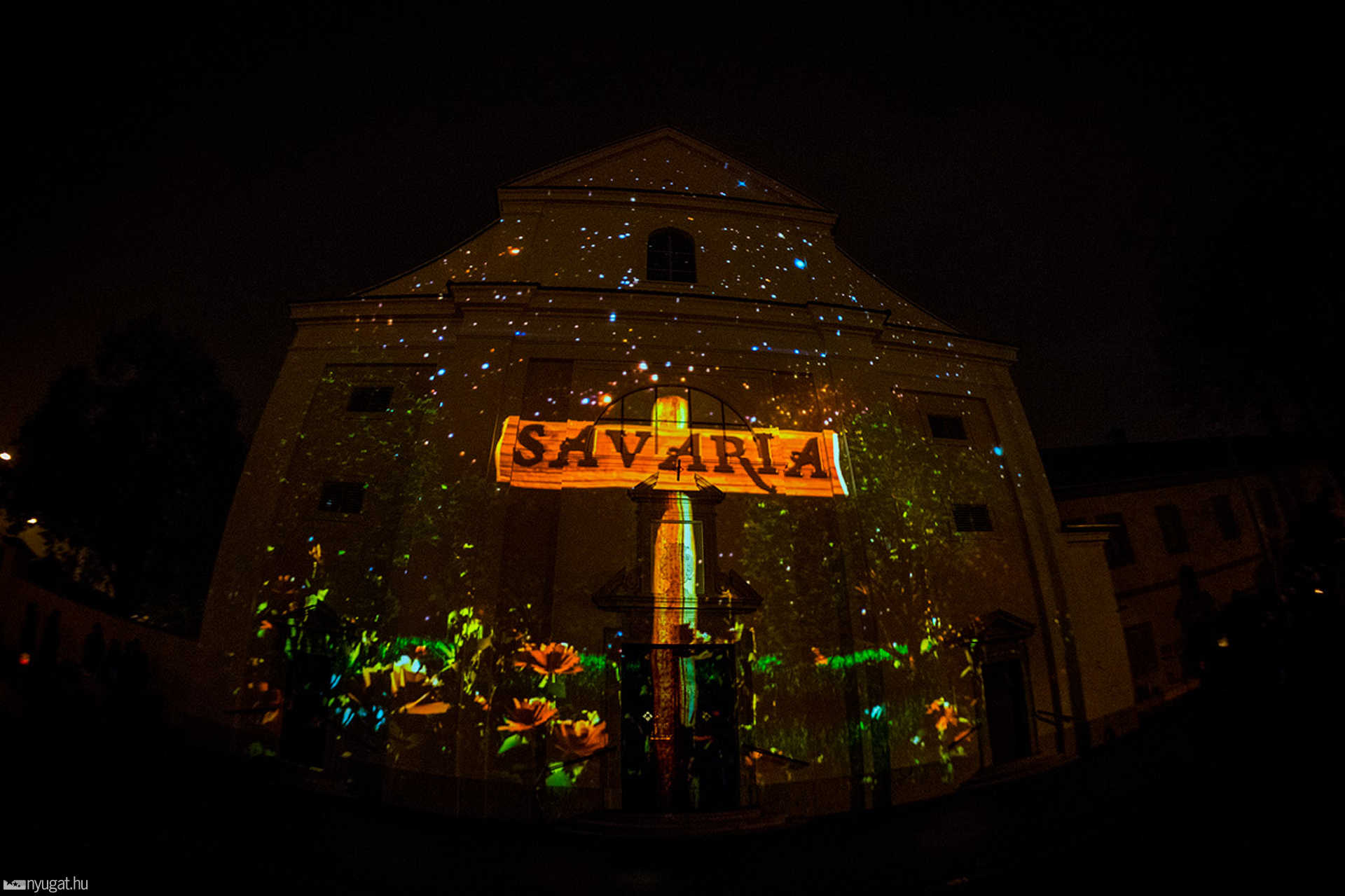 Fényfestés a Szent Márton templomon