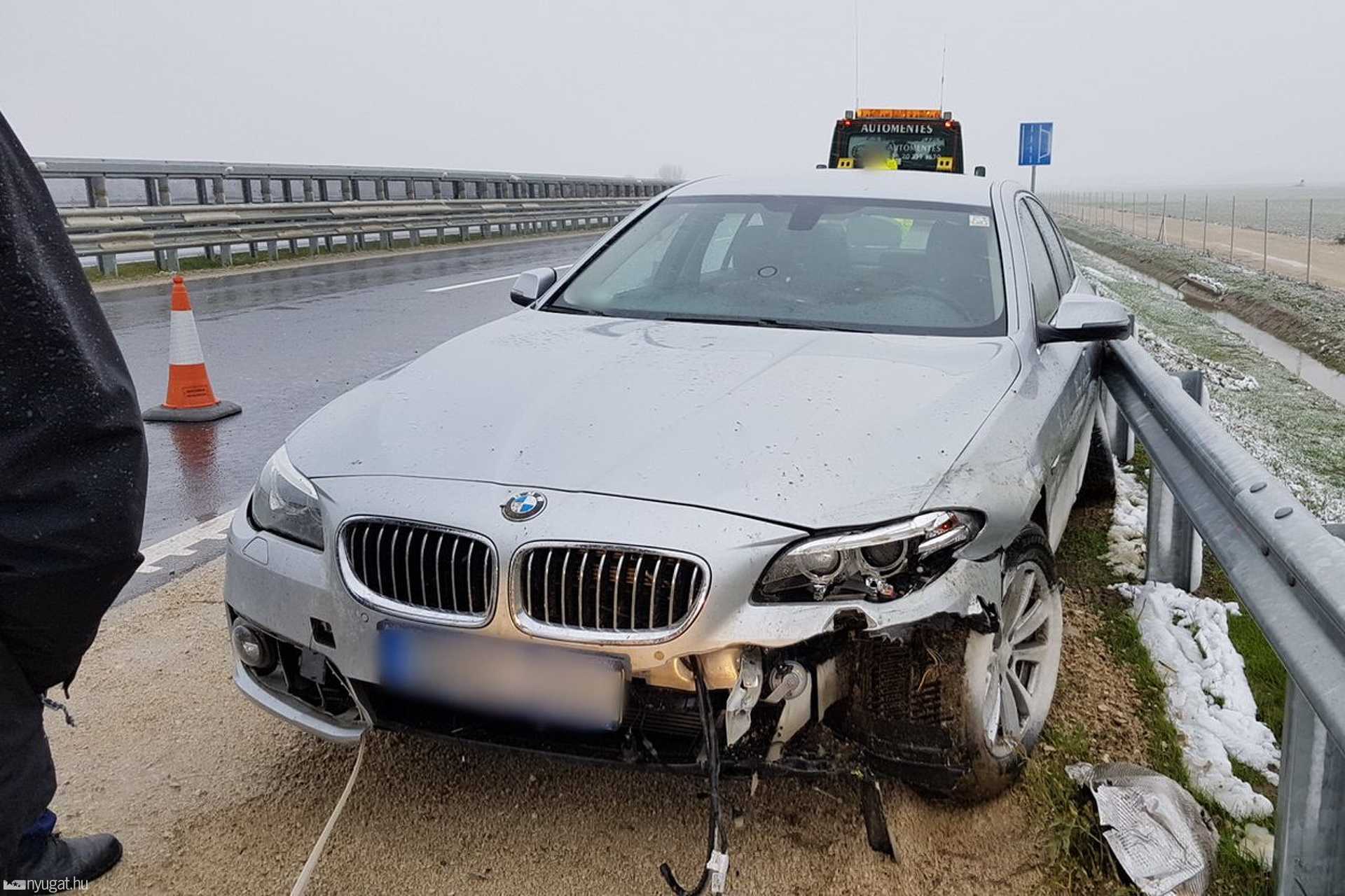 BMW ütközött szalagkorlátnak az M86-oson
