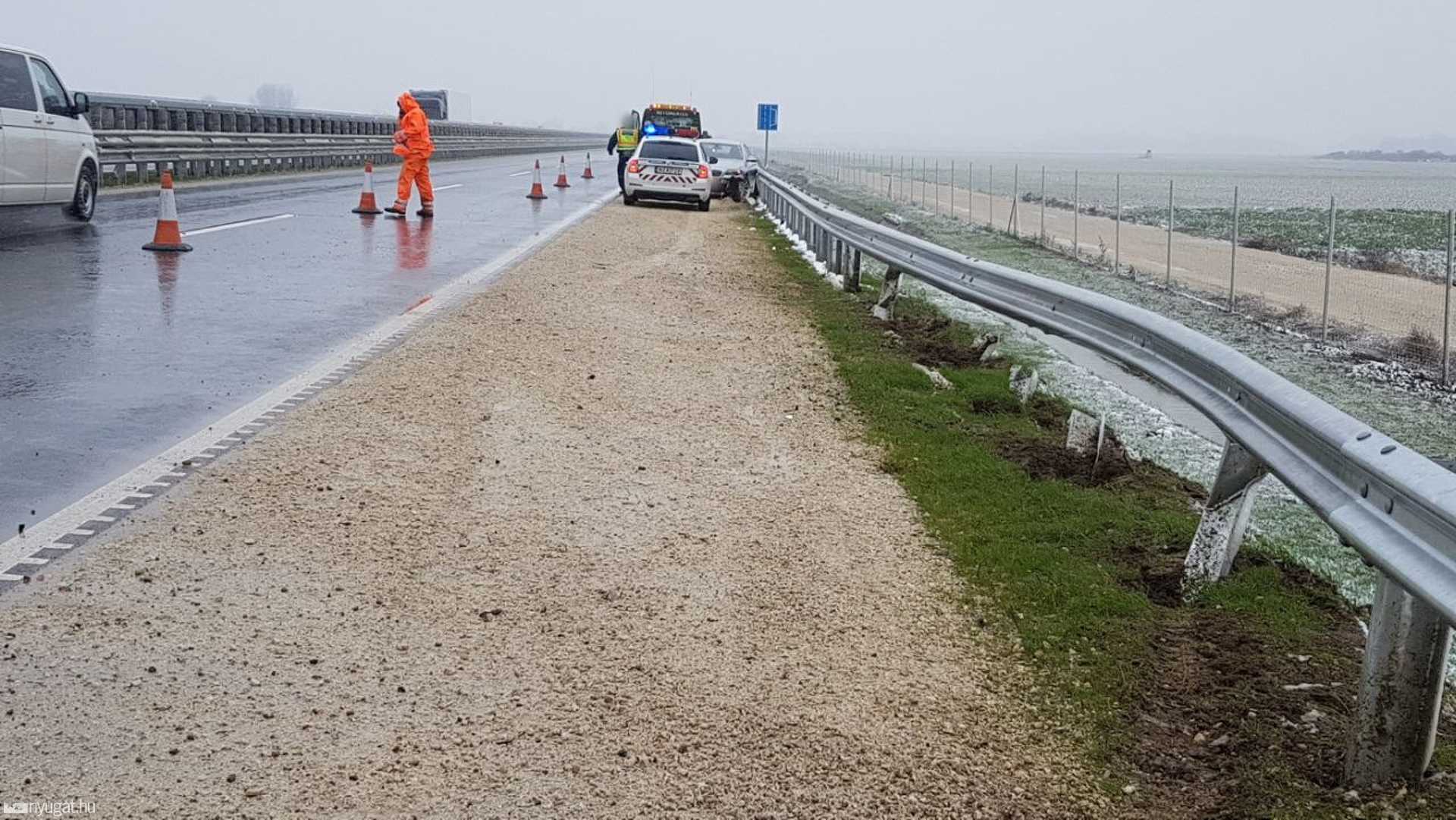 BMW ütközött szalagkorlátnak az M86-oson