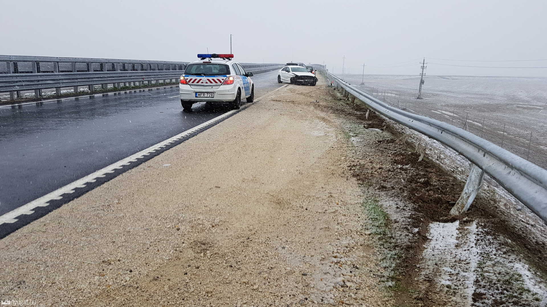 Szalagkorlátnak csapódott egy Mercedes az M86 új szakszán