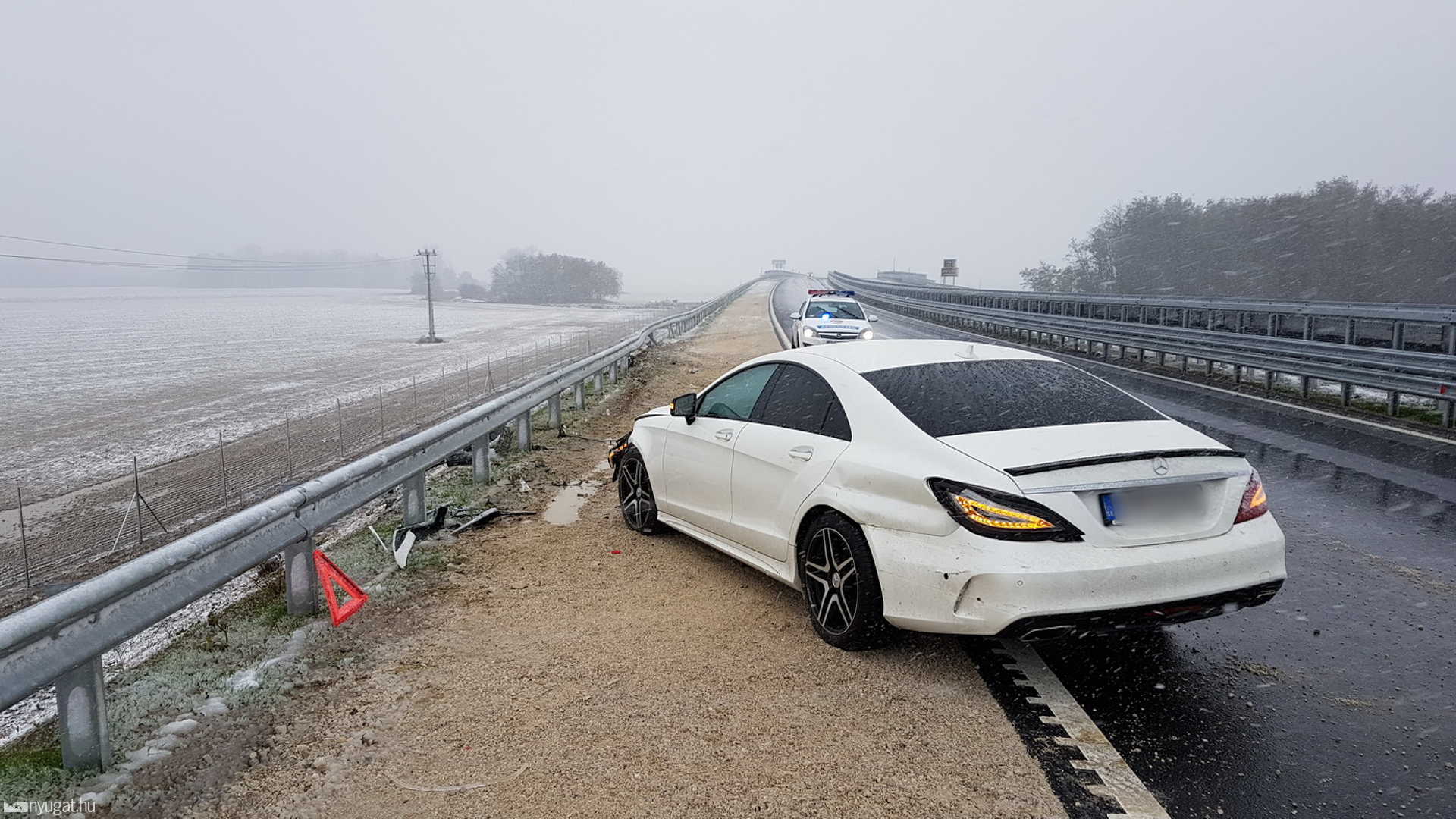 Szalagkorlátnak csapódott egy Mercedes az M86 új szakszán