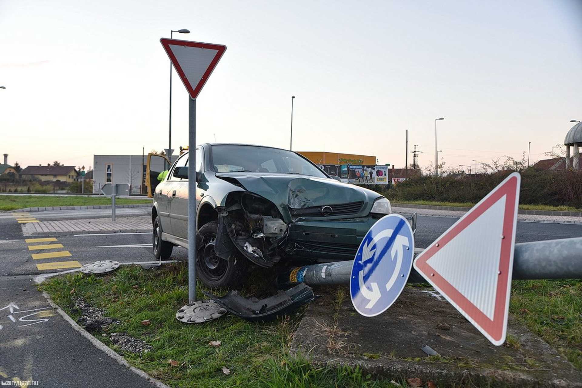 Oszlopnak ütközött az Opel