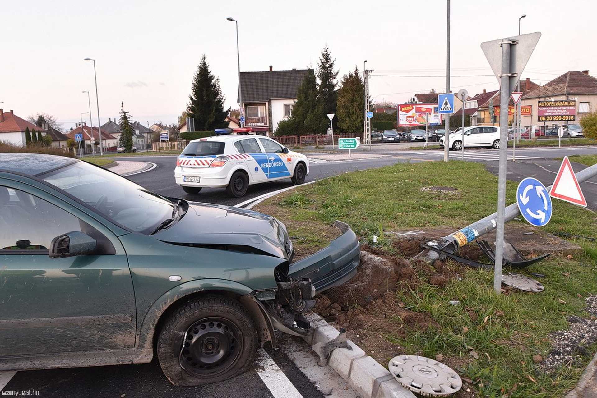 Oszlopnak ütközött az Opel