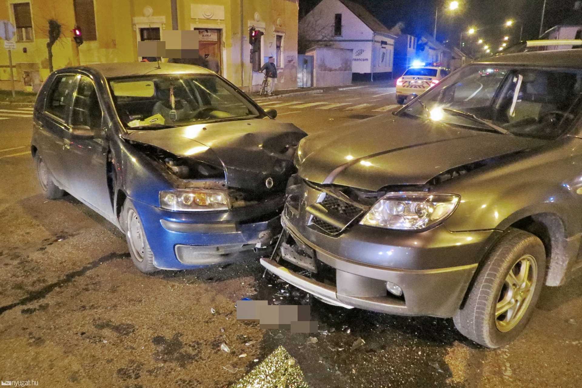 Két autó ütközött a Szent Gellért - Rumi út kereszteződésében