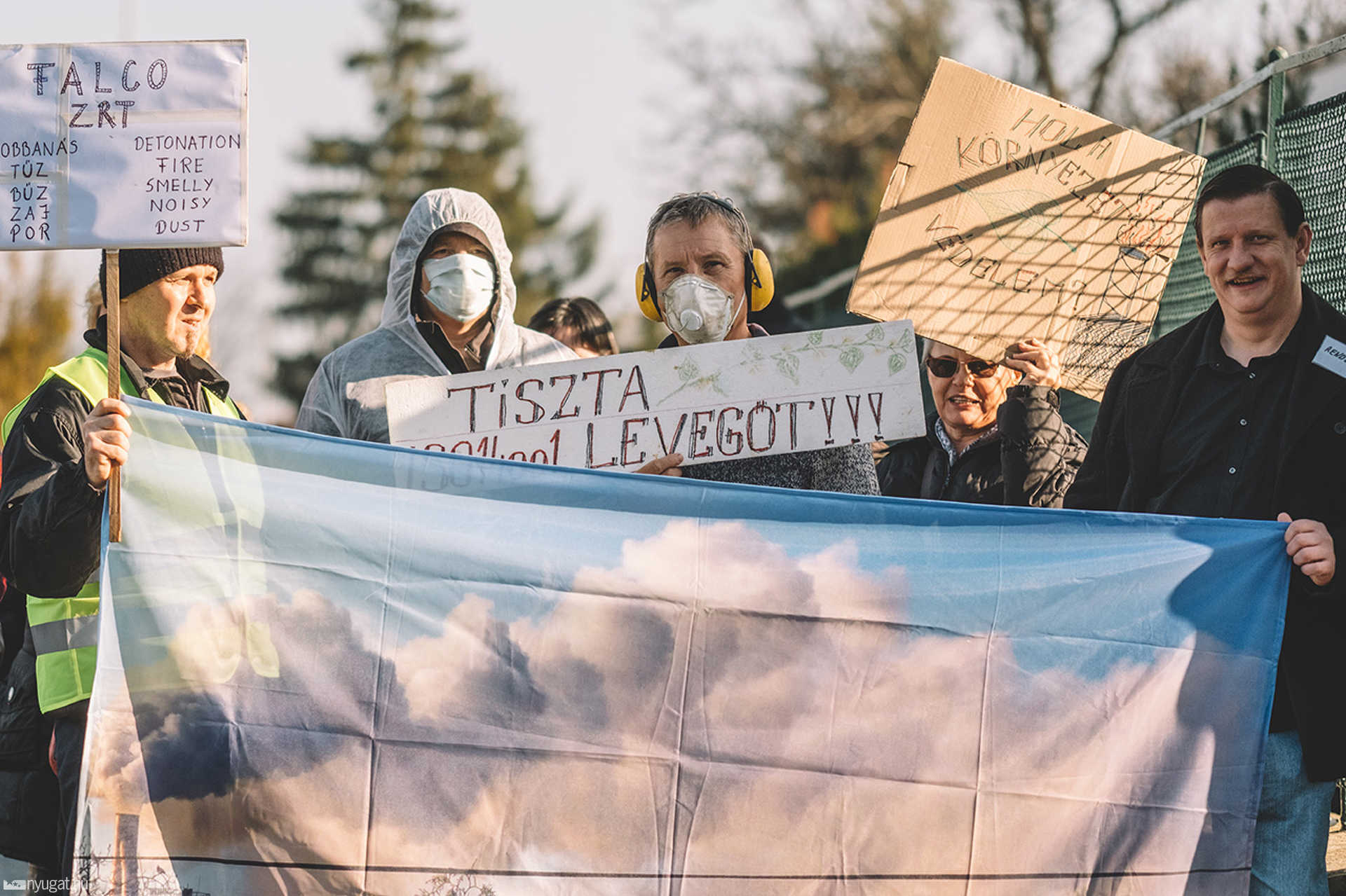 Tüntetés a Falco bejáratánál