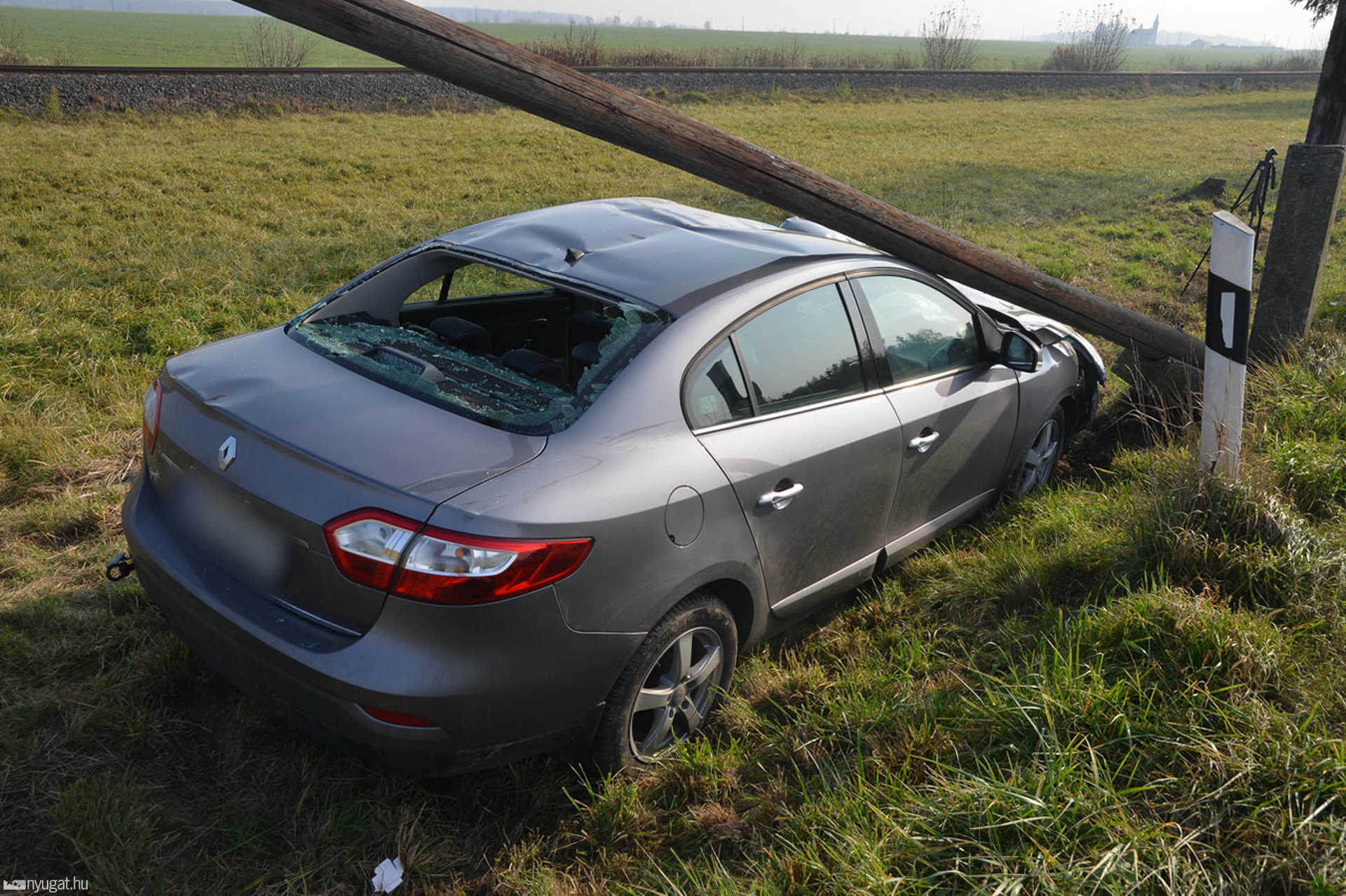 Villanyoszlopot döntött egy Renault Lukácsházánál