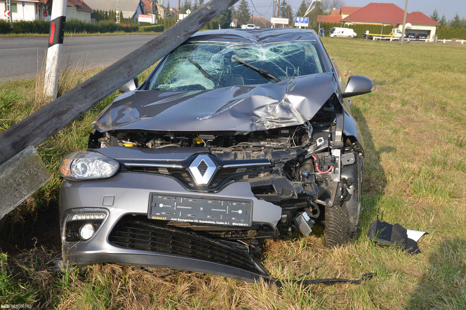 Villanyoszlopot döntött egy Renault Lukácsházánál
