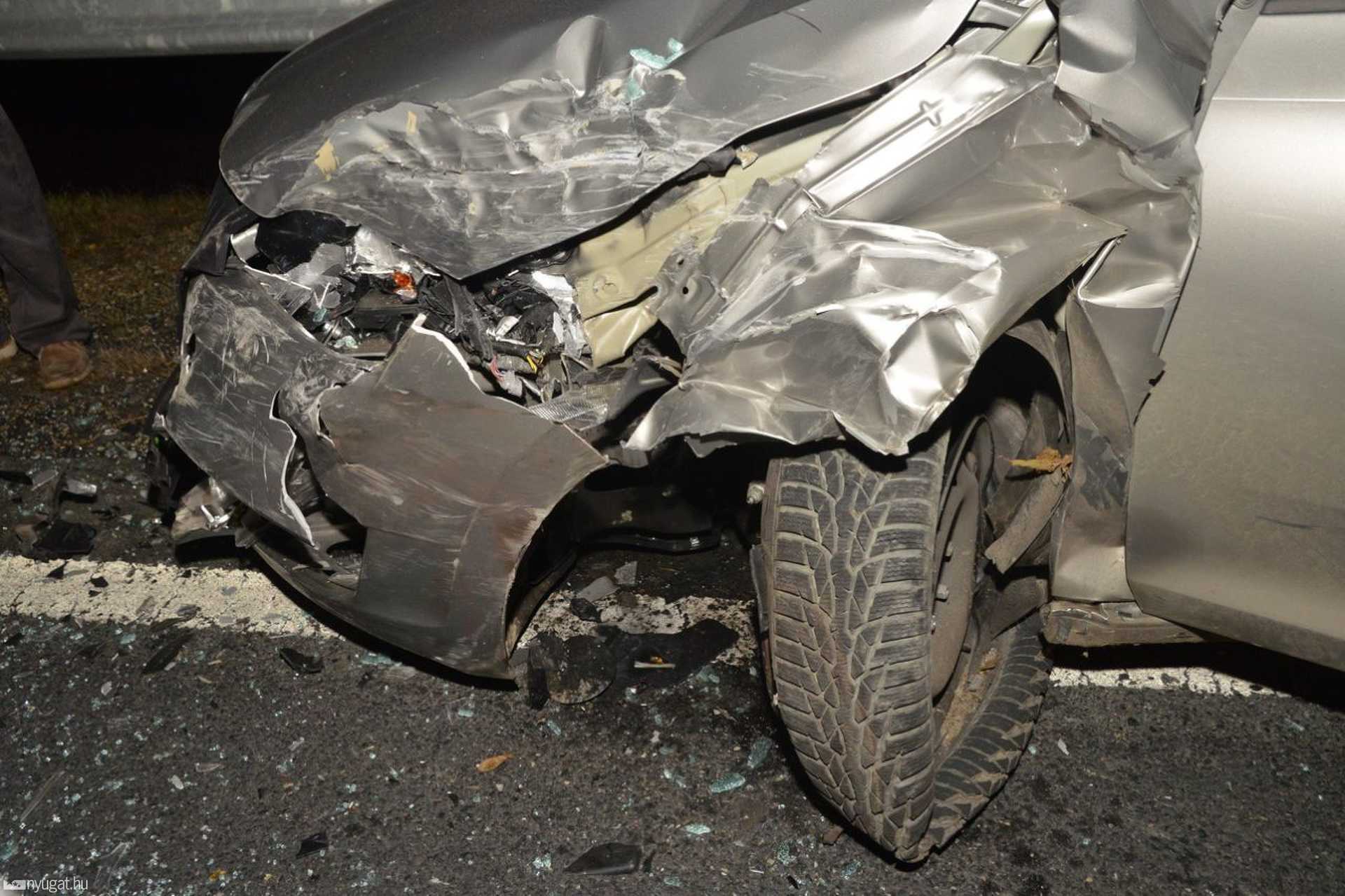 Toyota és Skoda frontális balesete a 89-esen