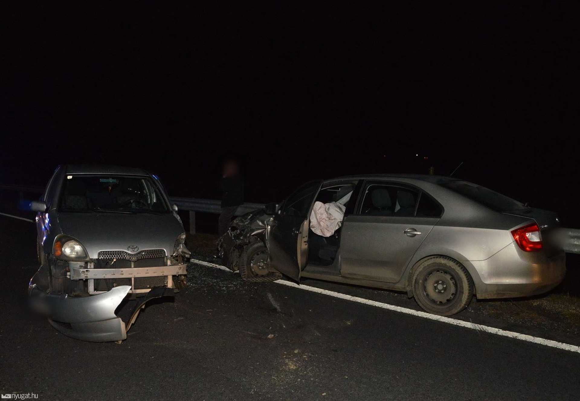 Toyota és Skoda frontális balesete a 89-esen