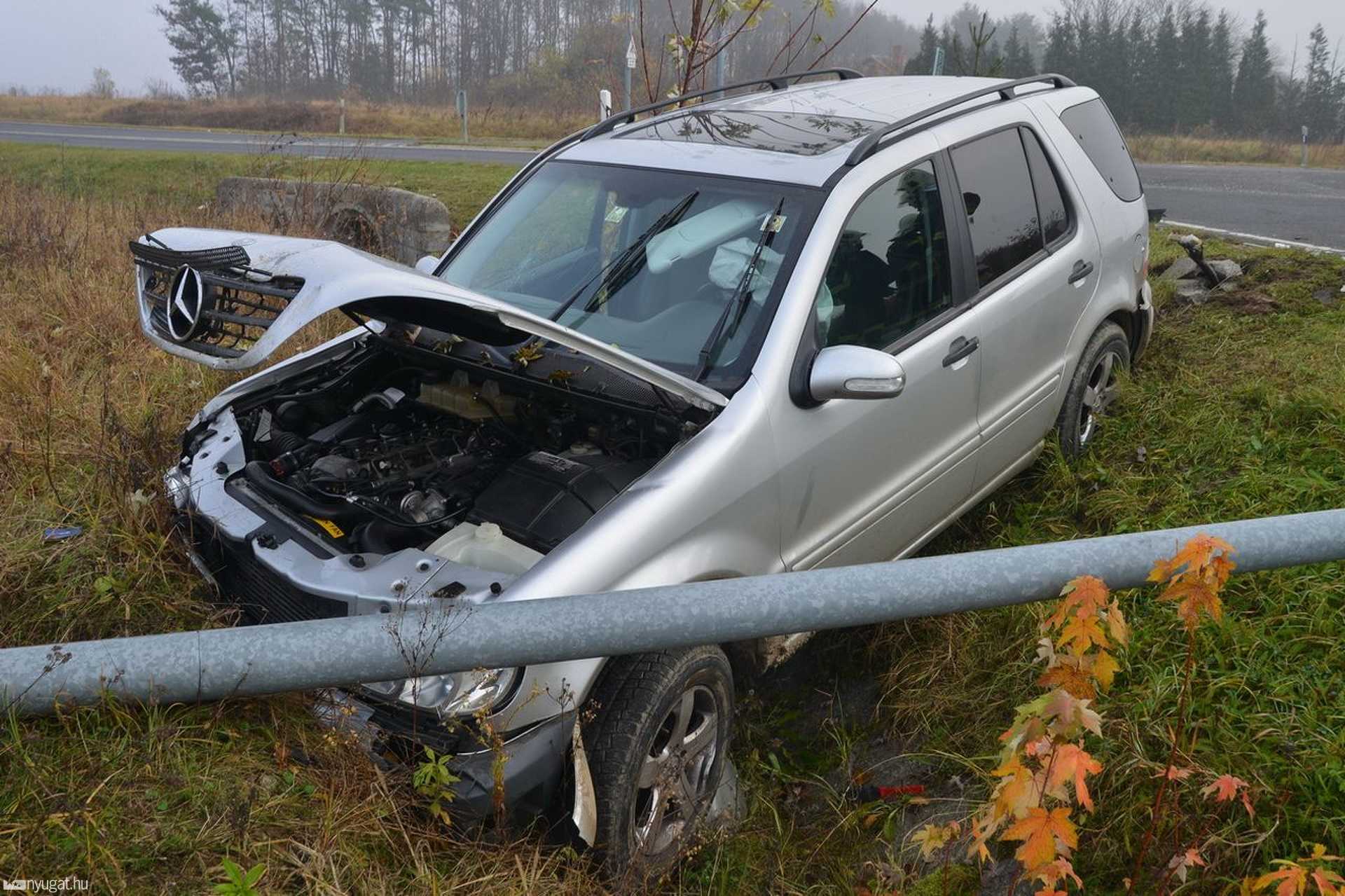 Mercedes balesete a séi körforgalomban