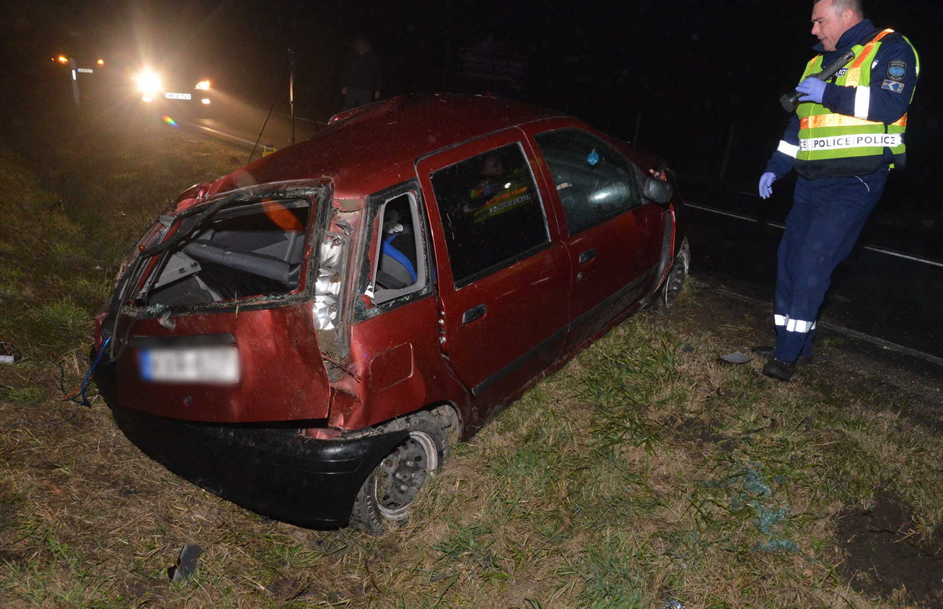 Többször átpördült a Fiat, sofőrje kirepült az autóból a 86-os főúton
