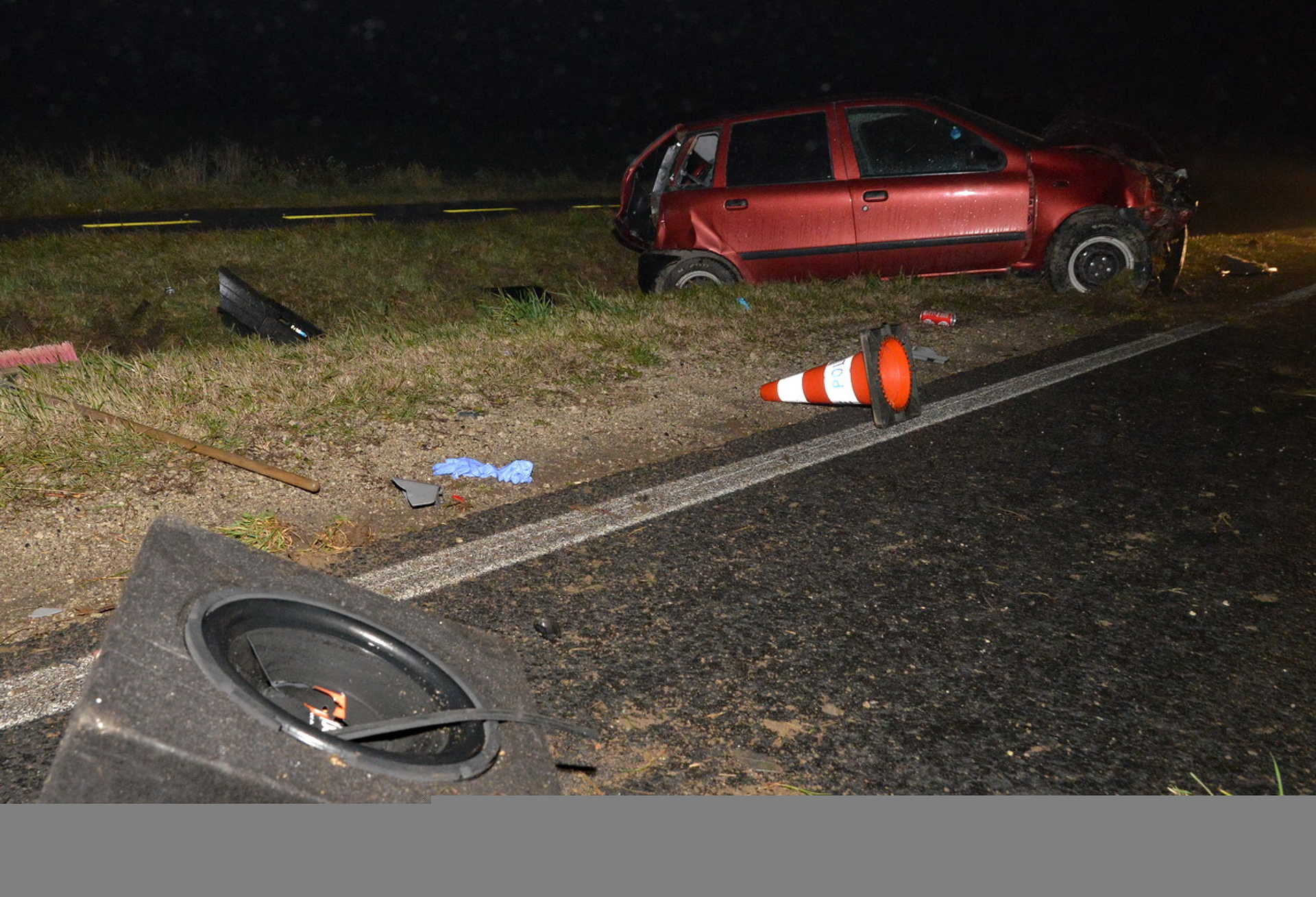 Többször átpördült a Fiat, sofőrje kirepült az autóból a 86-os főúton