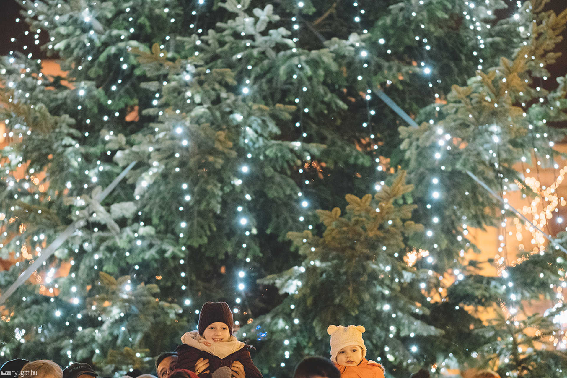 Adventi gyertyagyújtás a szombathelyi Fő téren - 2016
