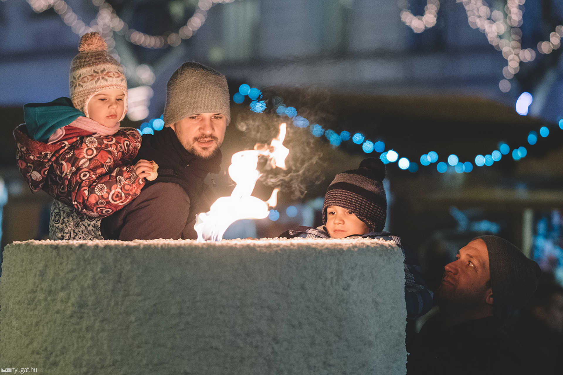 Adventi gyertyagyújtás a szombathelyi Fő téren - 2016