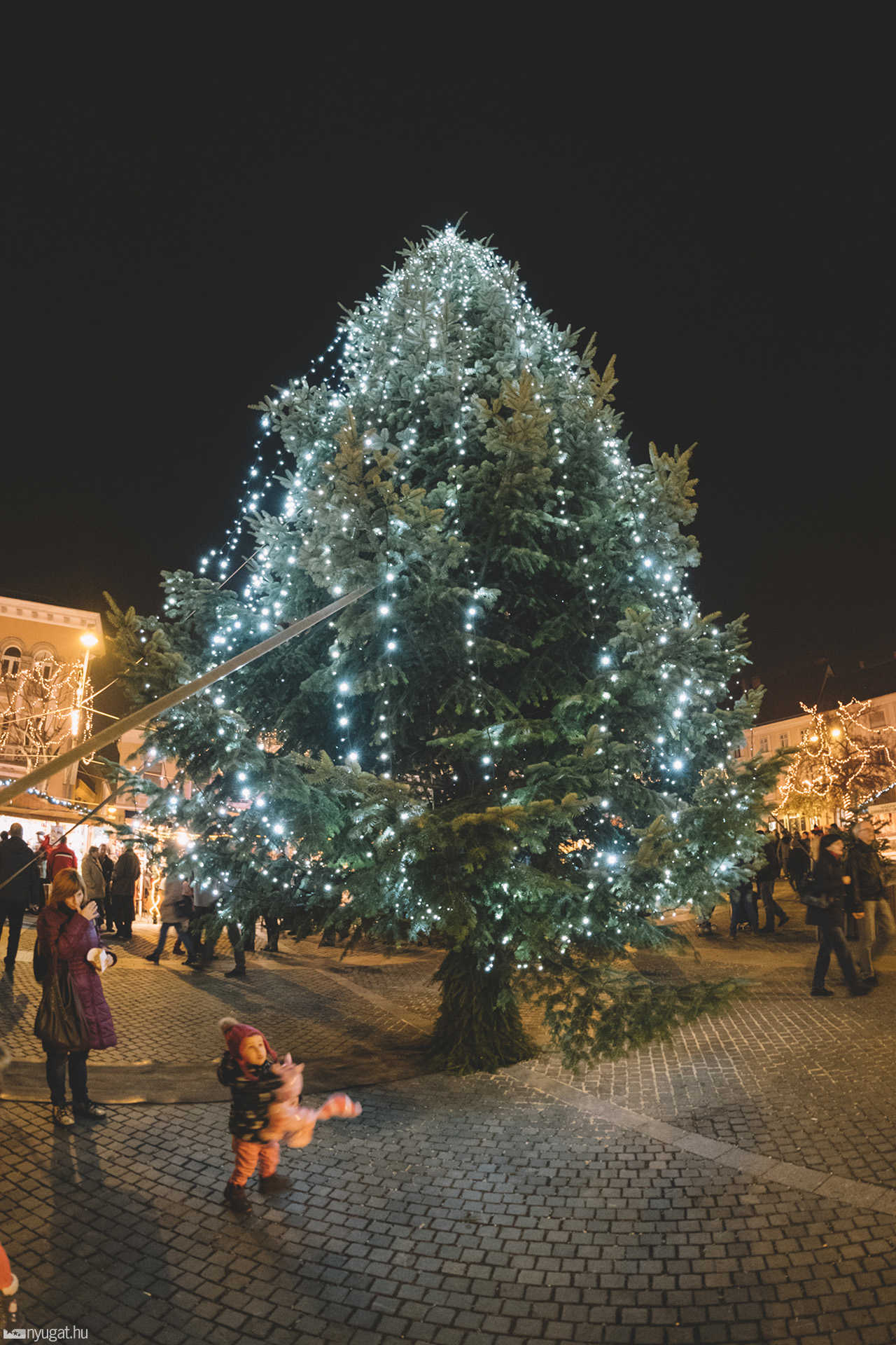 Adventi gyertyagyújtás a szombathelyi Fő téren - 2016