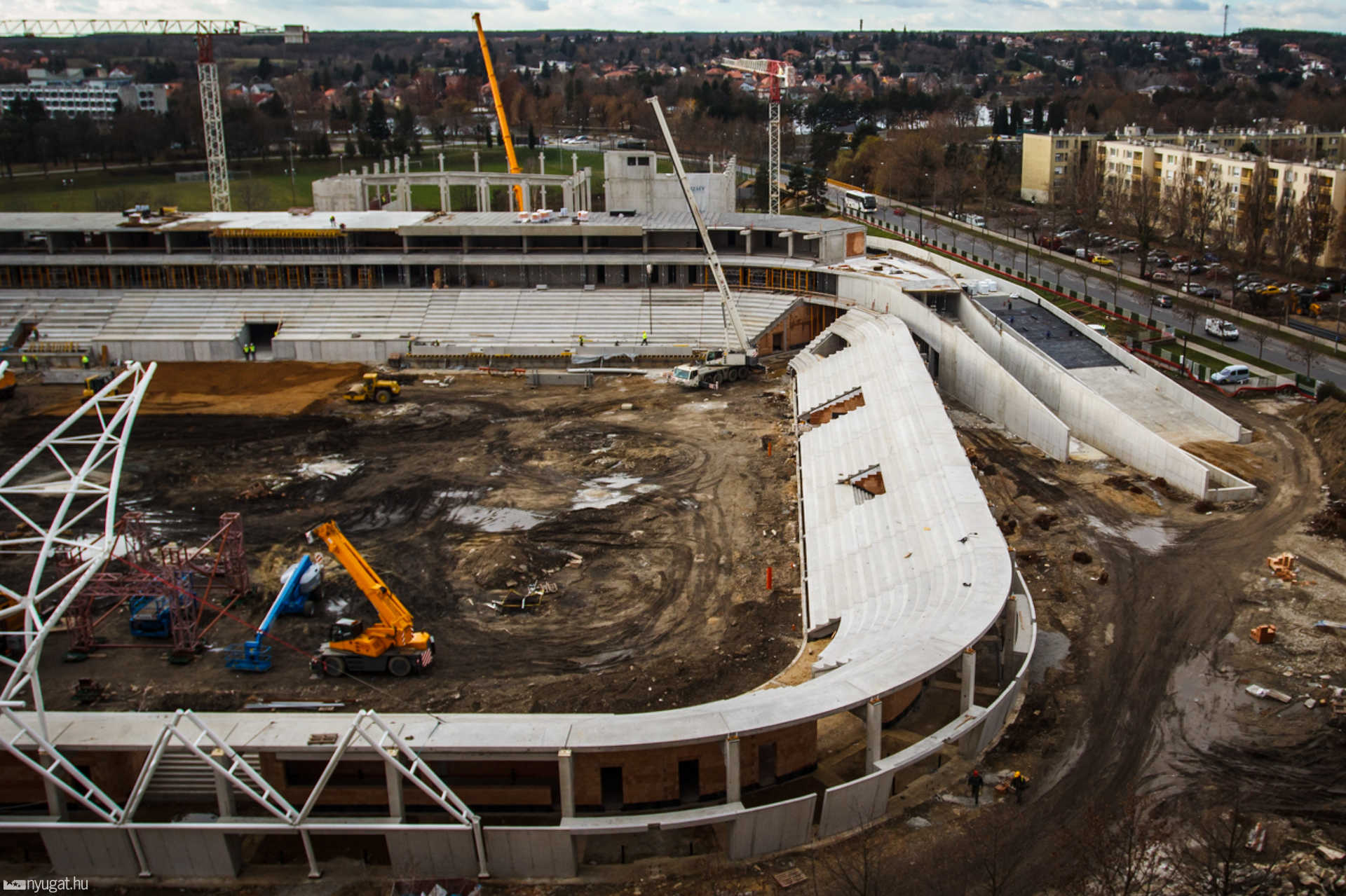 Már a tetőszerkezetet építik a Haladás-stadionon