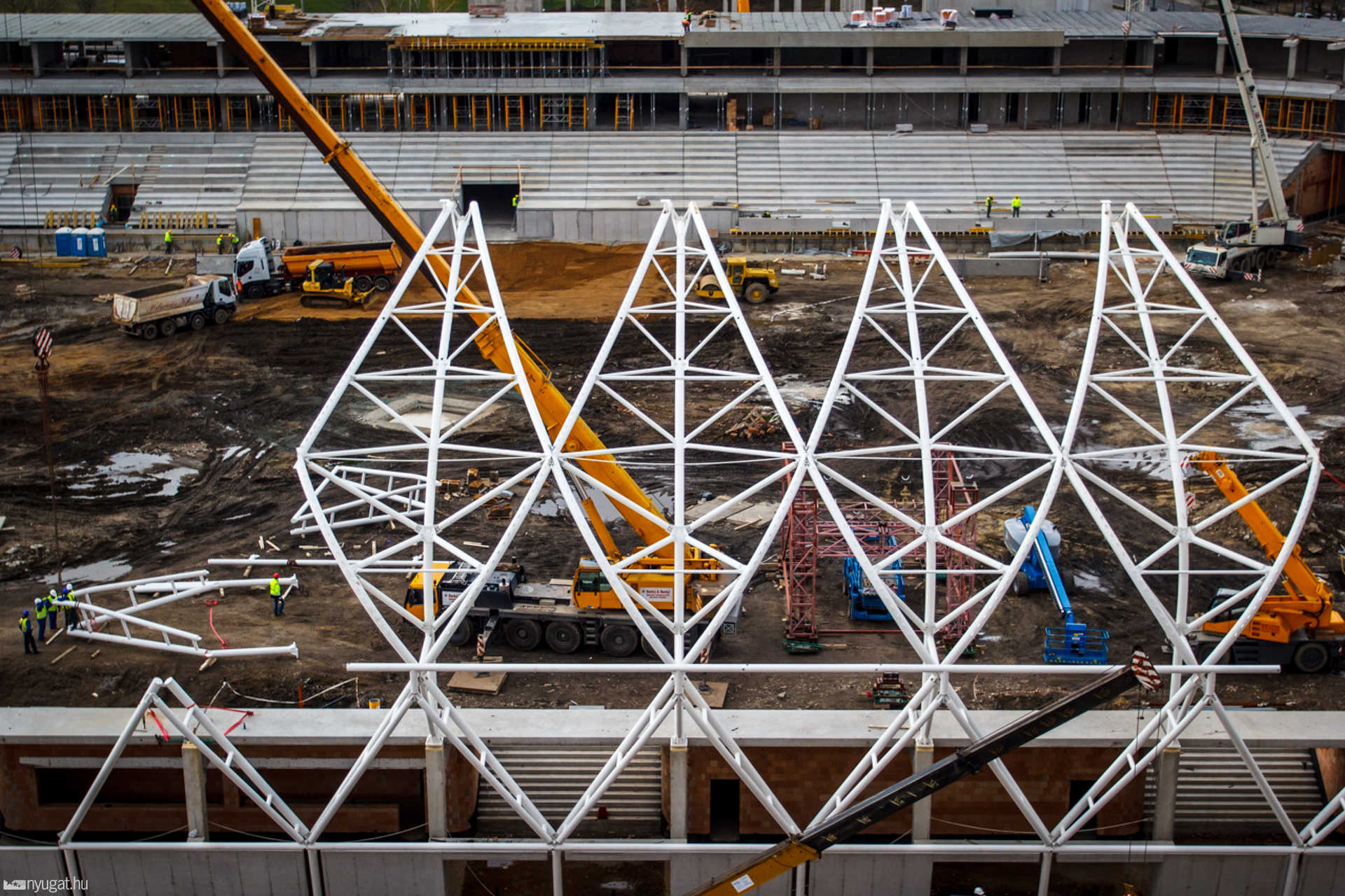 Már a tetőszerkezetet építik a Haladás-stadionon