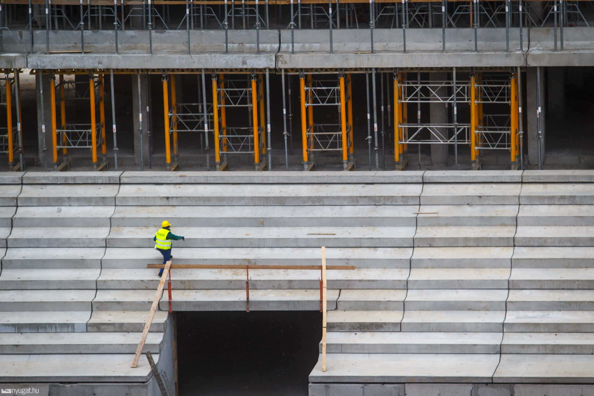 Már a tetőszerkezetet építik a Haladás-stadionon