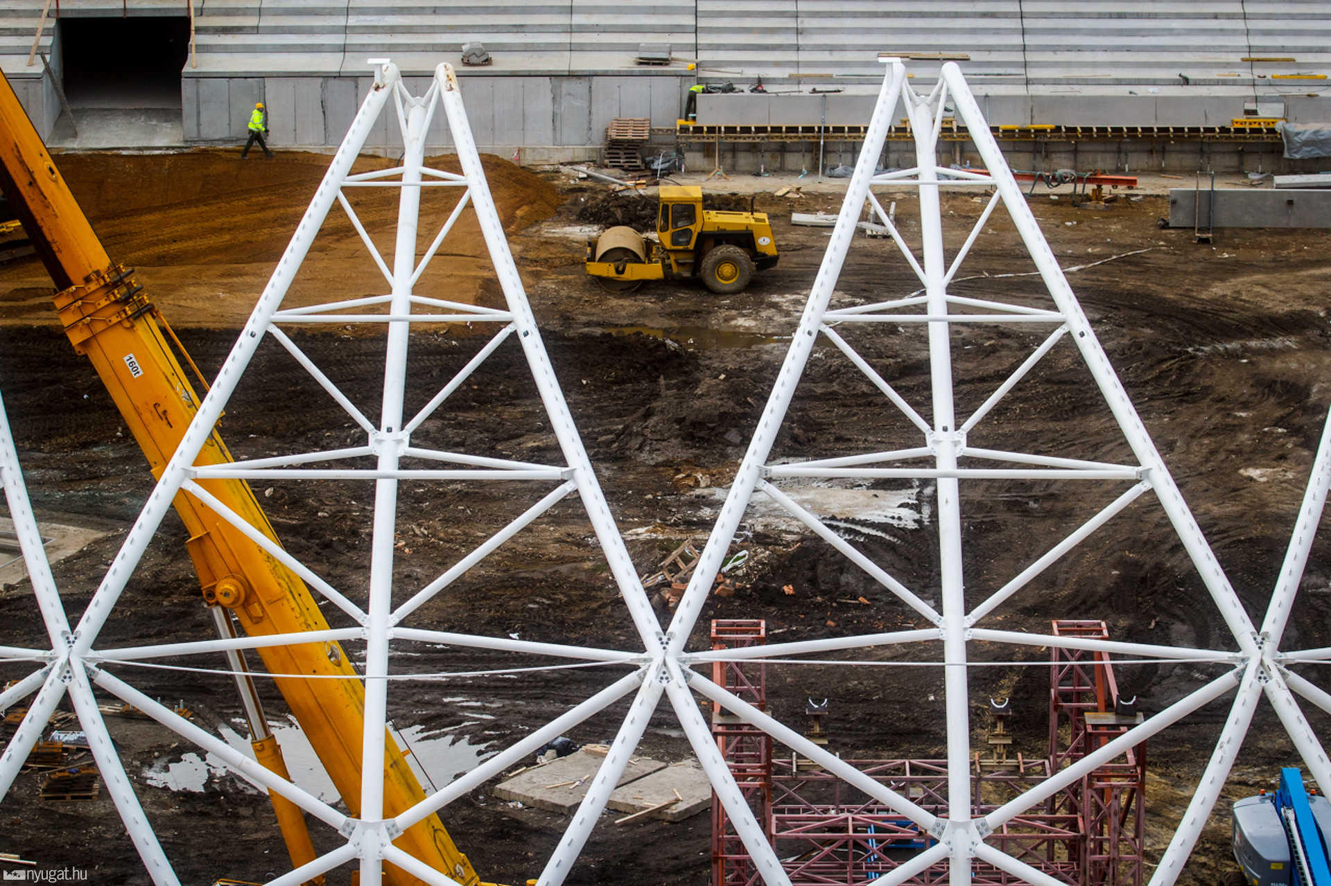 Már a tetőszerkezetet építik a Haladás-stadionon