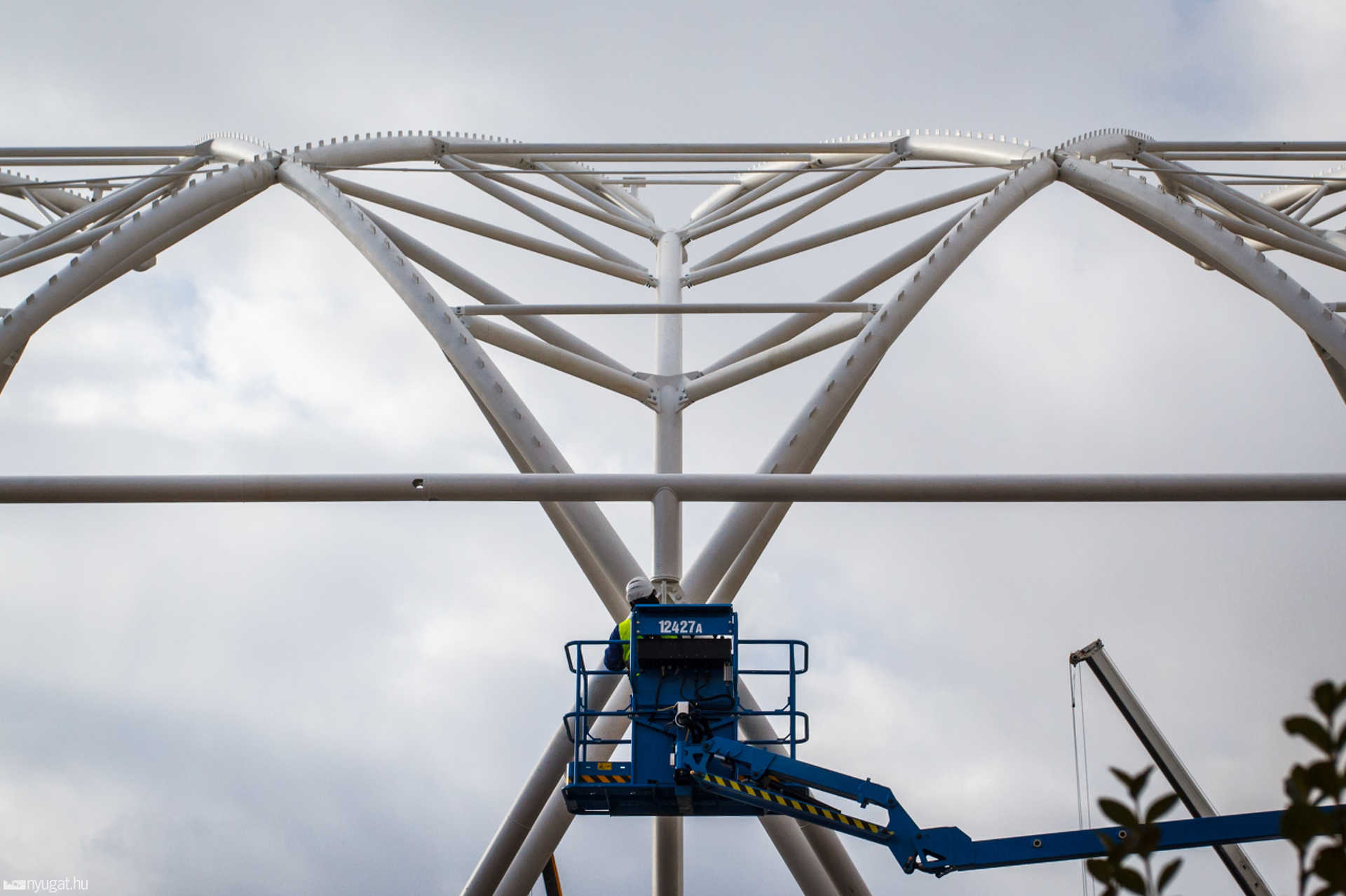 Már a tetőszerkezetet építik a Haladás-stadionon