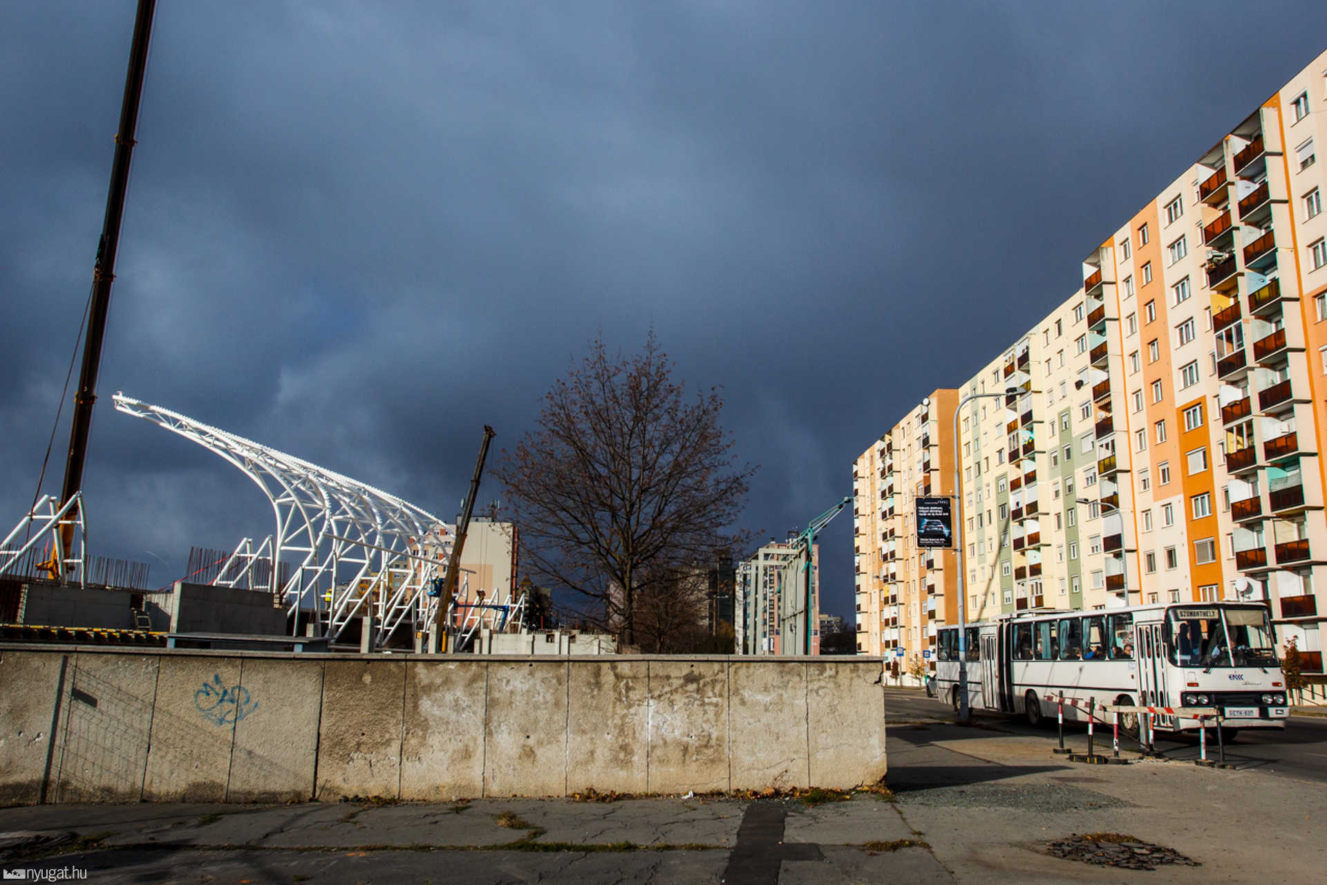 Már a tetőszerkezetet építik a Haladás-stadionon