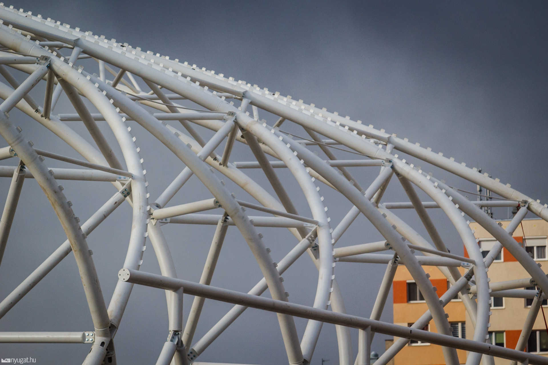 Már a tetőszerkezetet építik a Haladás-stadionon