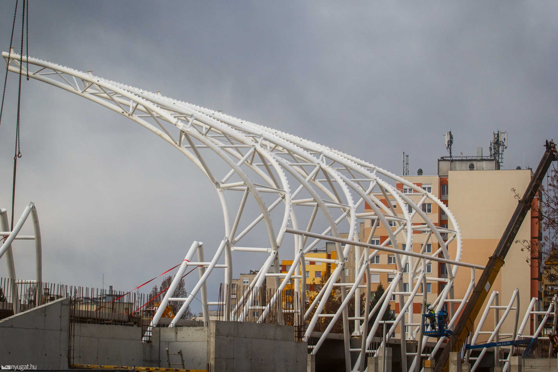 Már a tetőszerkezetet építik a Haladás-stadionon